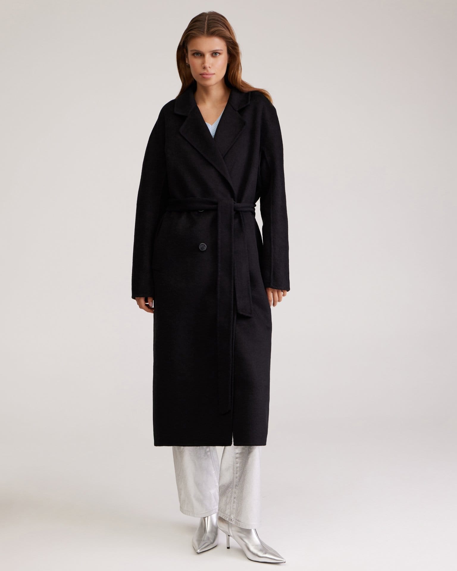 Черное двубортное пальто