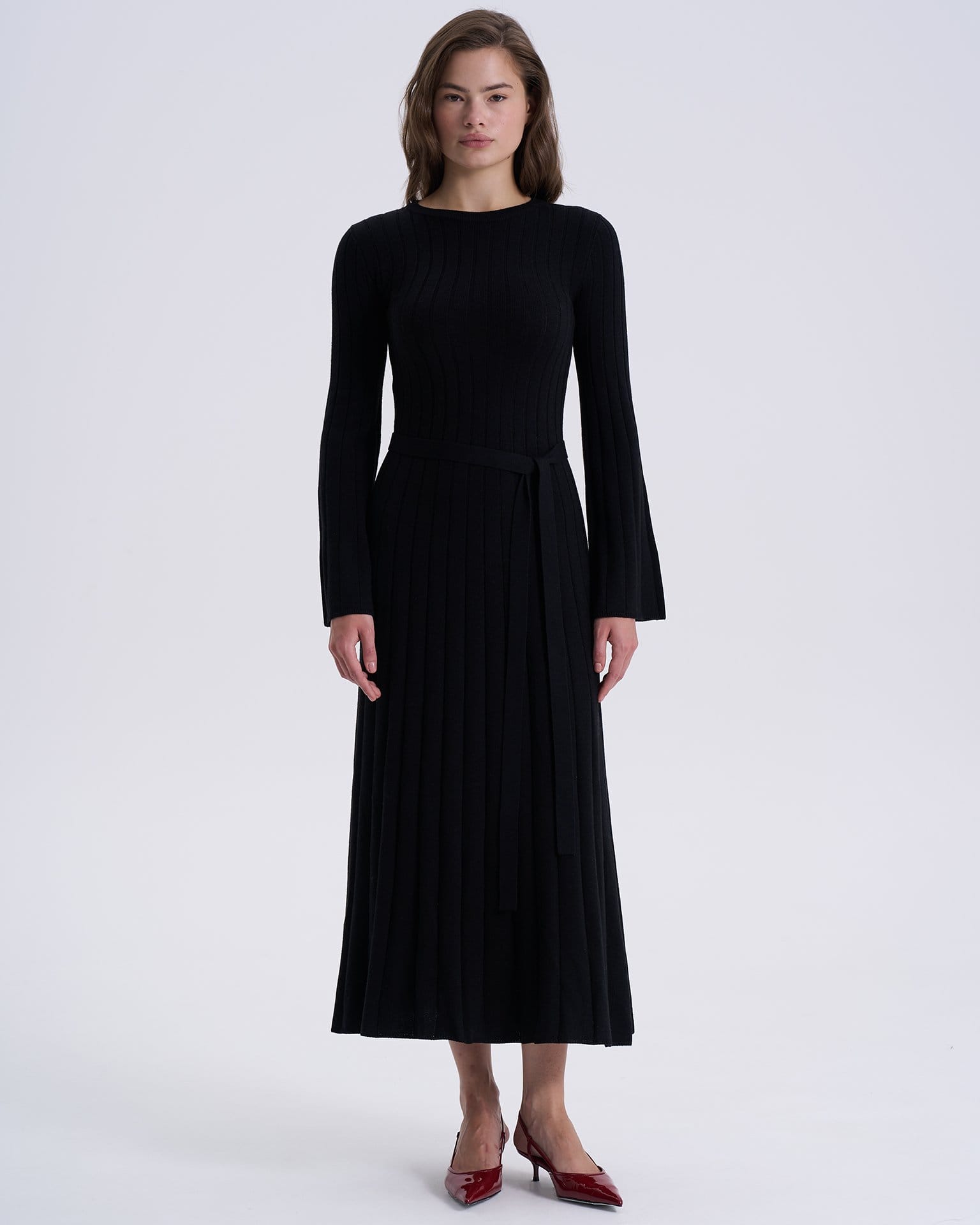 Платье с расклешенными рукавами