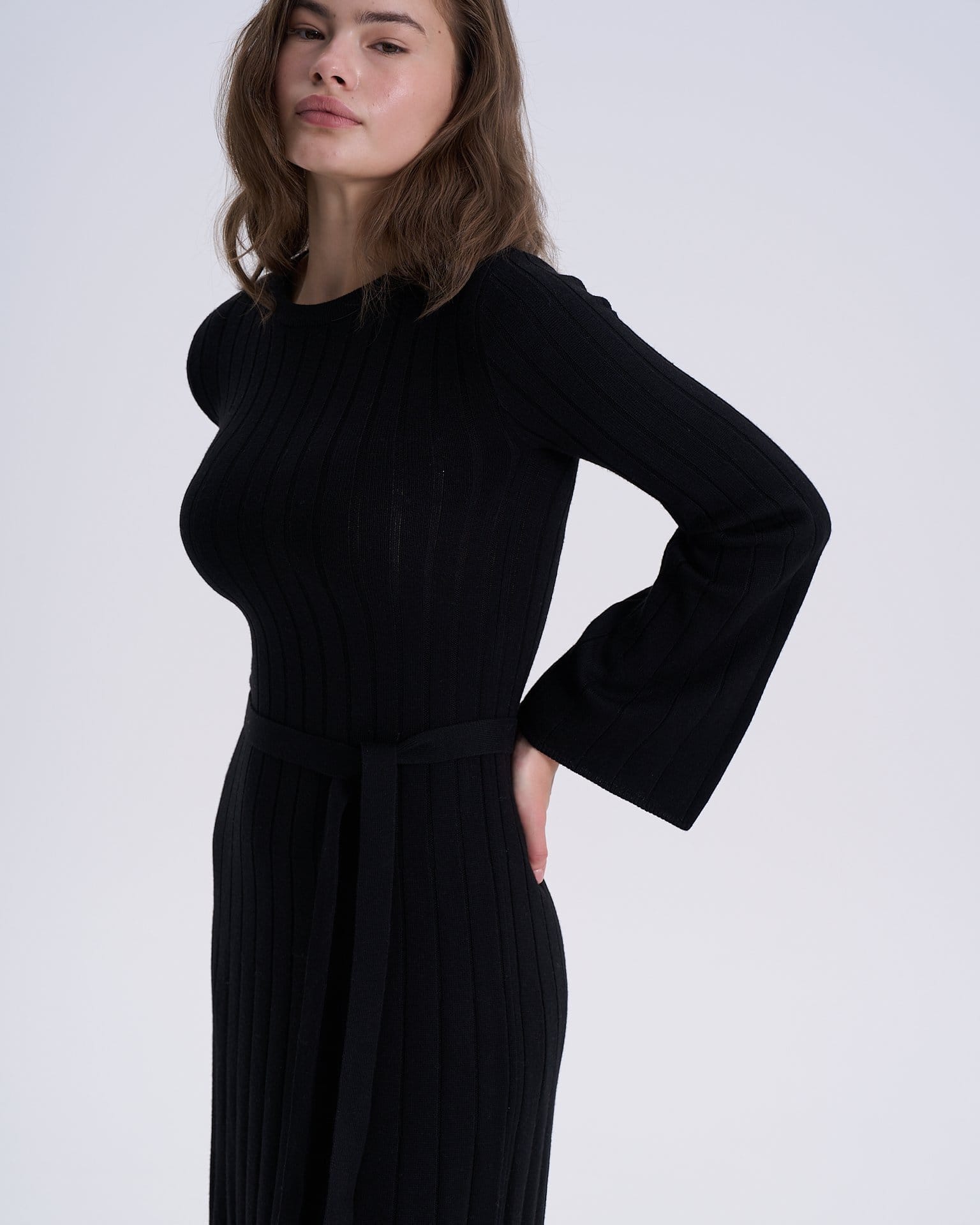 Платье с расклешенными рукавами