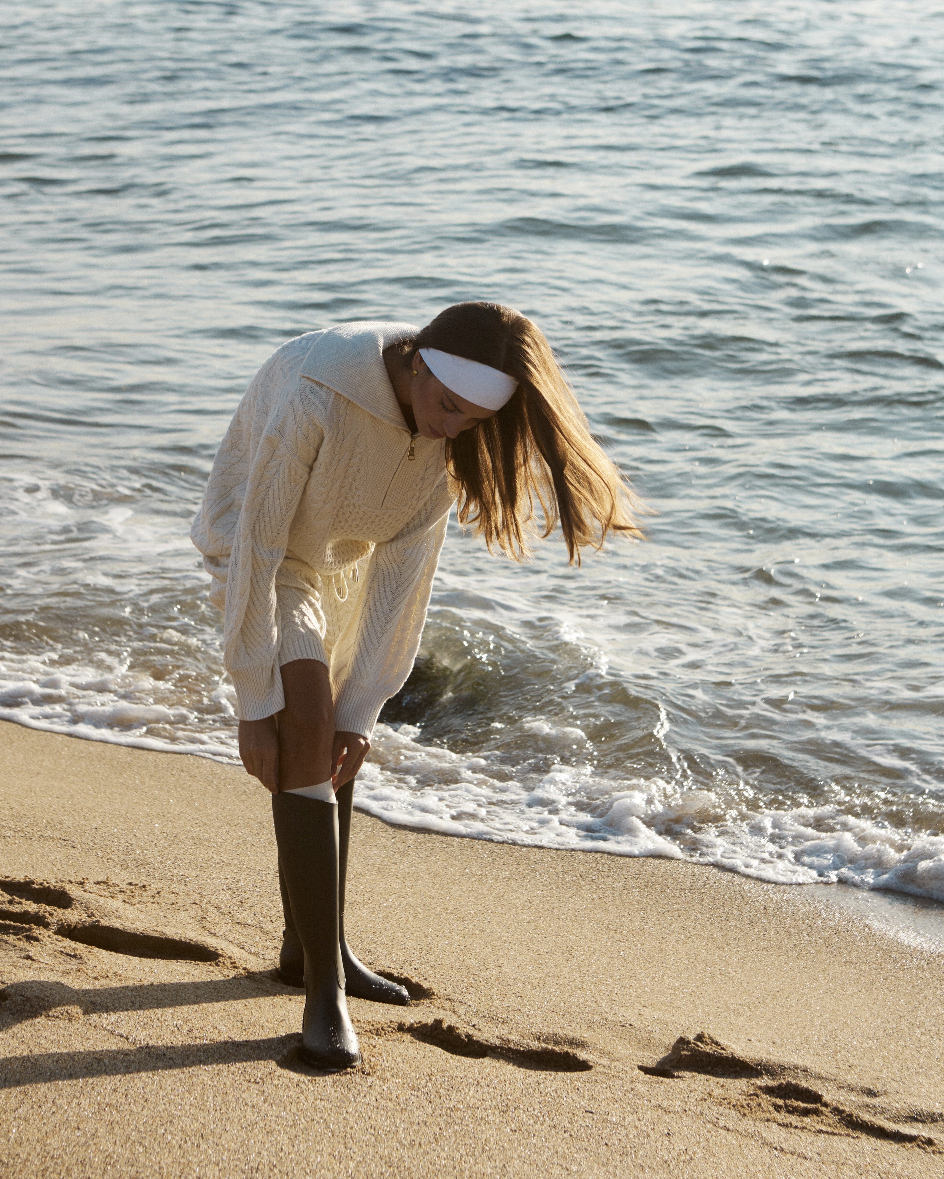 Свитер с воротником на молнии в молочном цвете