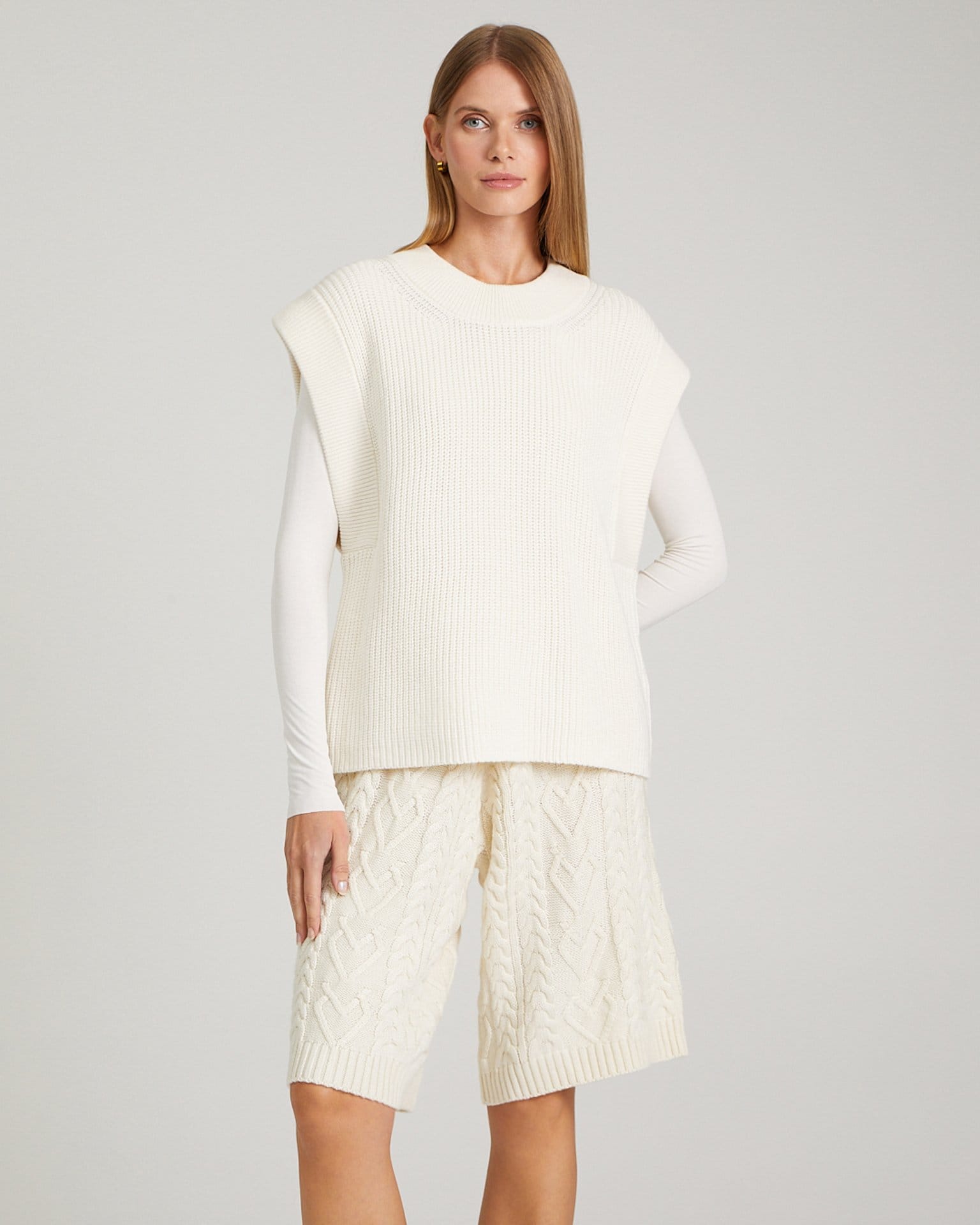 Вязаный жилет в молочном цвете