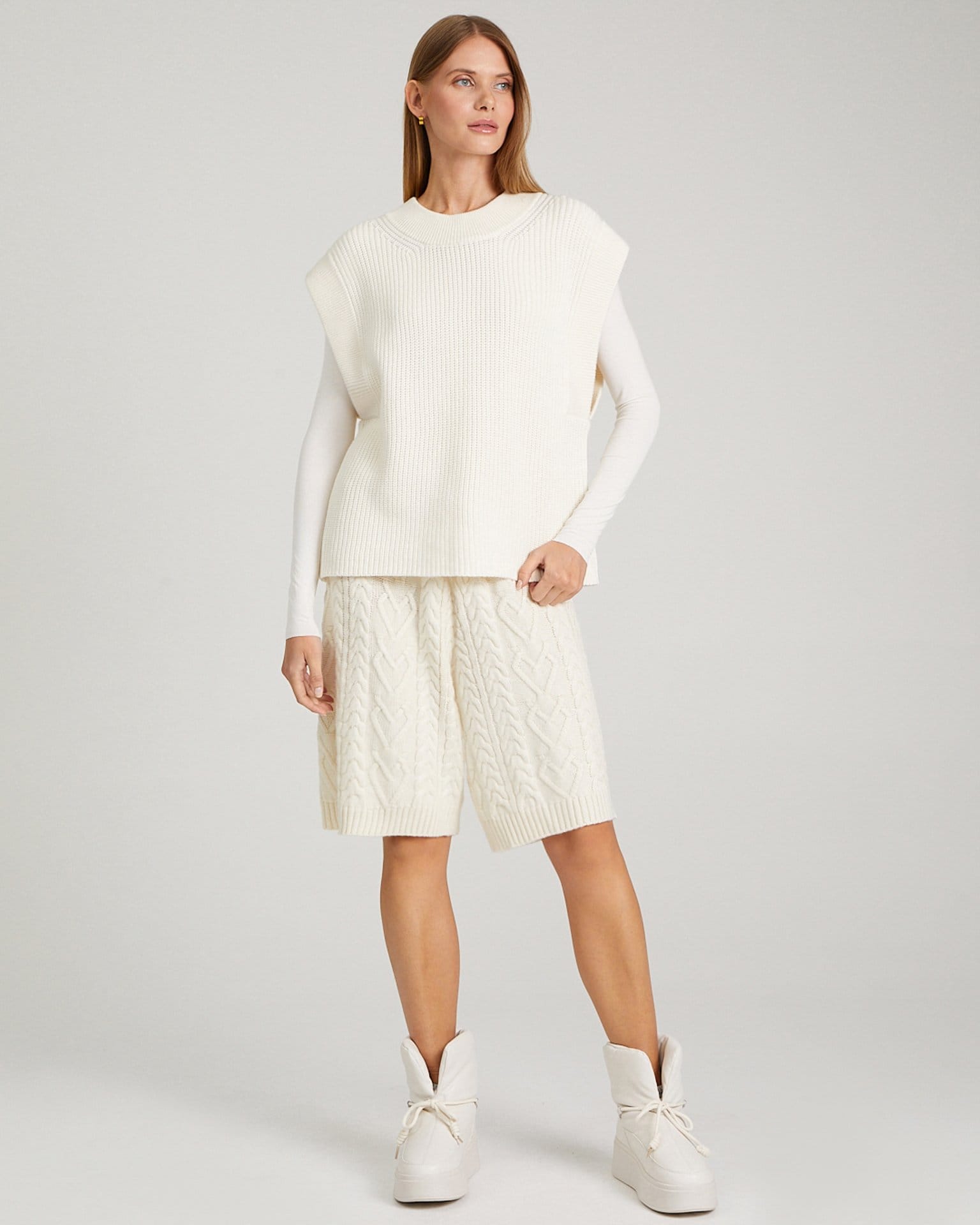 Вязаный жилет в молочном цвете