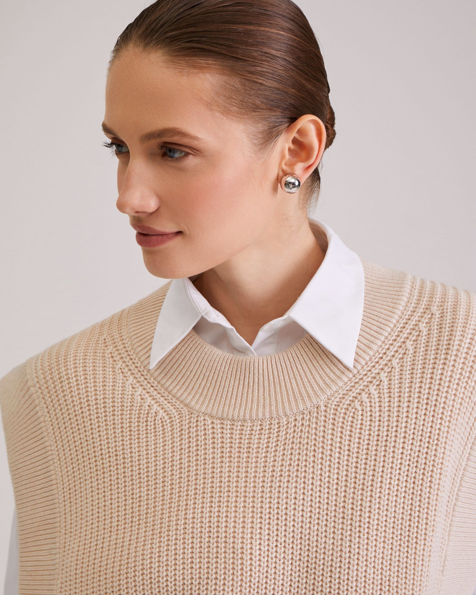 Вязаный жилет в бежевом цвете