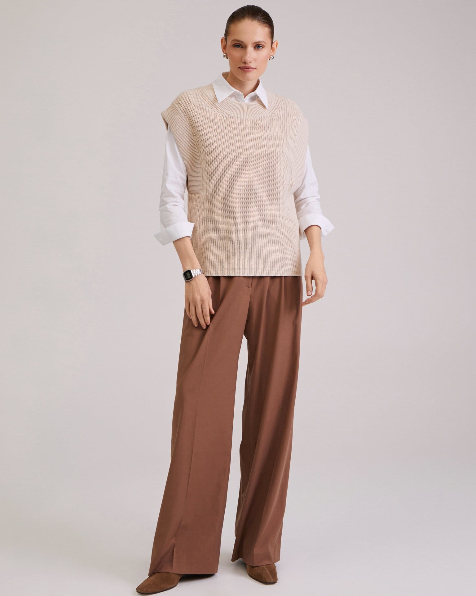 Вязаный жилет в бежевом цвете