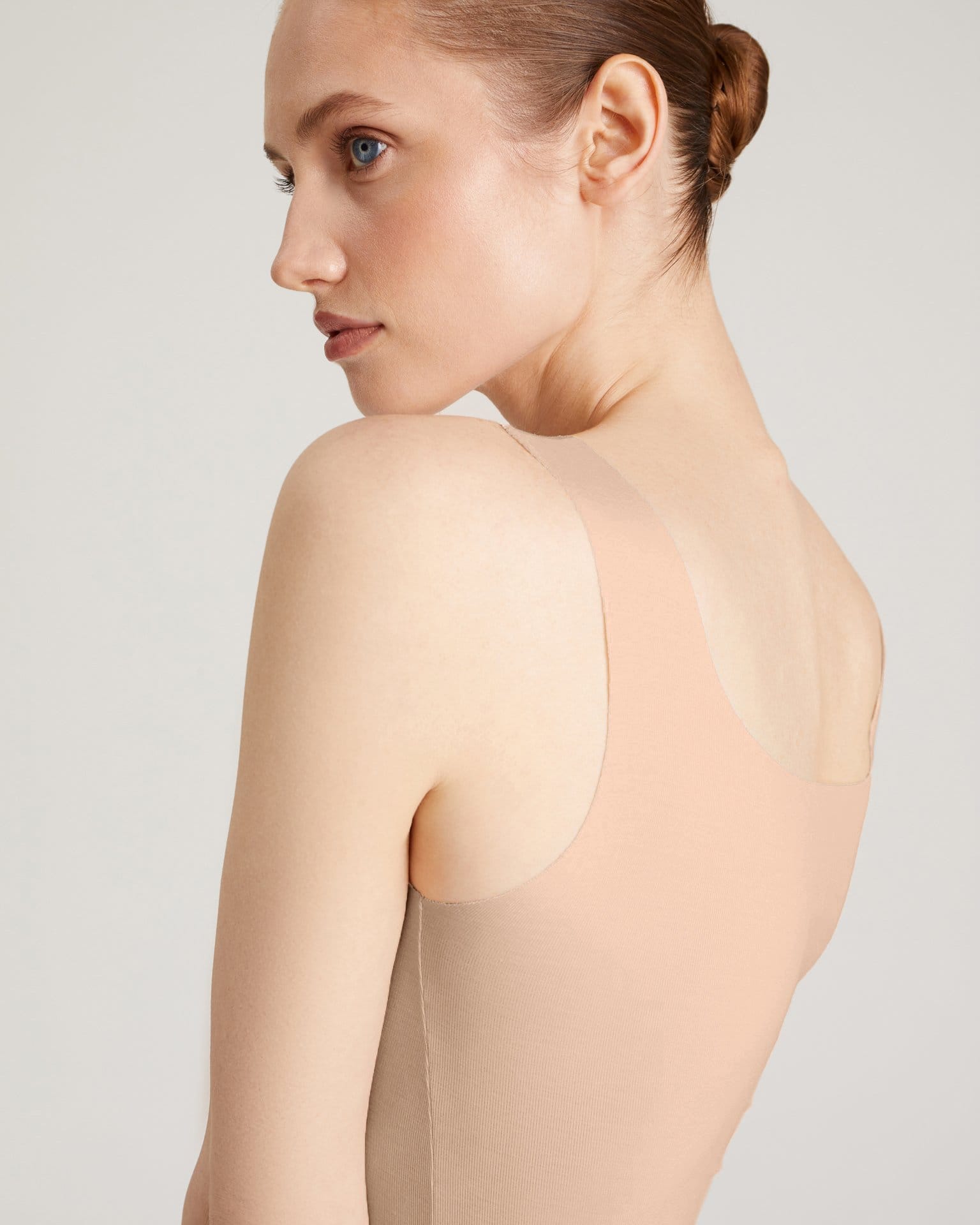 Майка из тонкого трикотажа в бежевом цвете