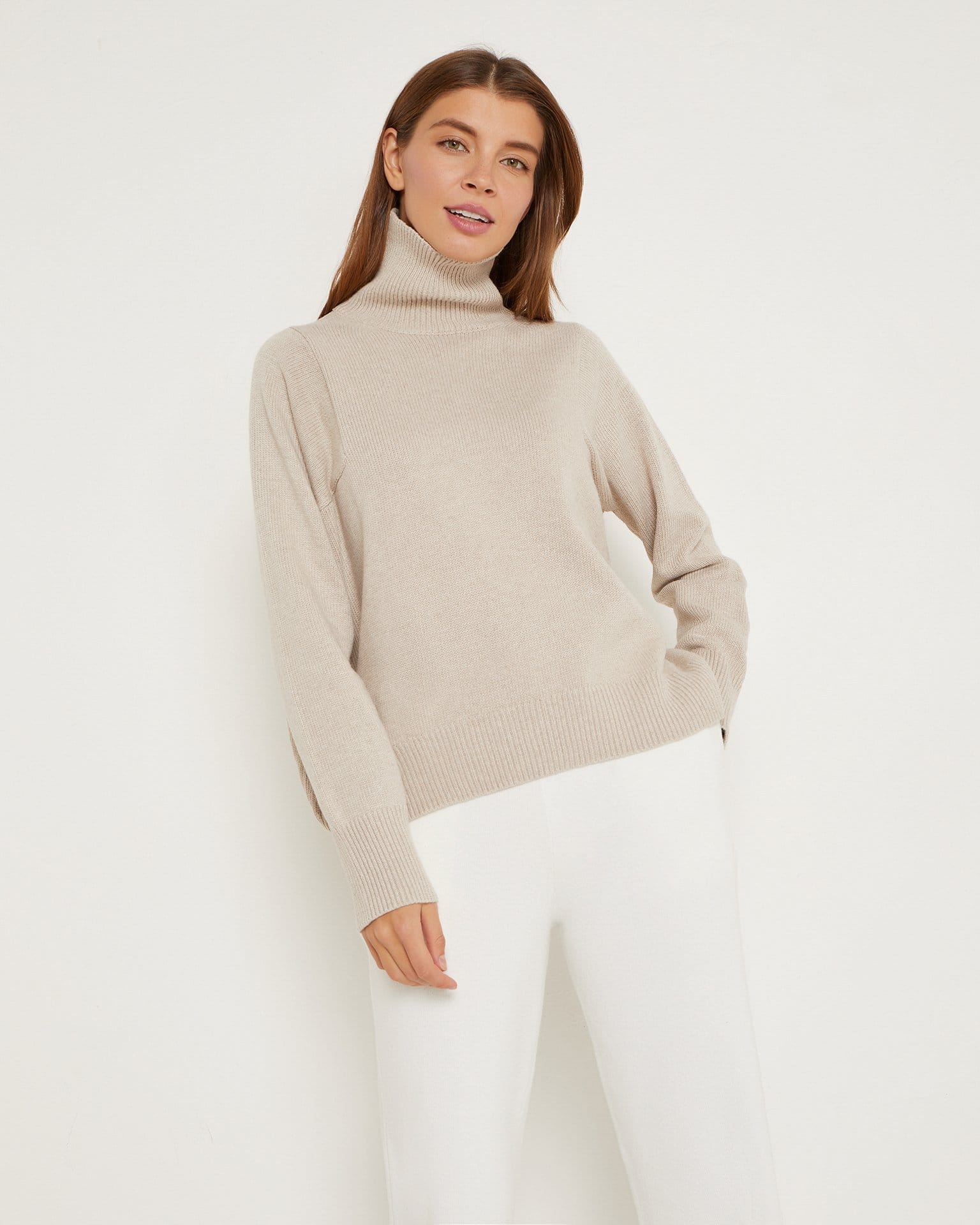 Базовый джемпер с горлом в бежевом цвете