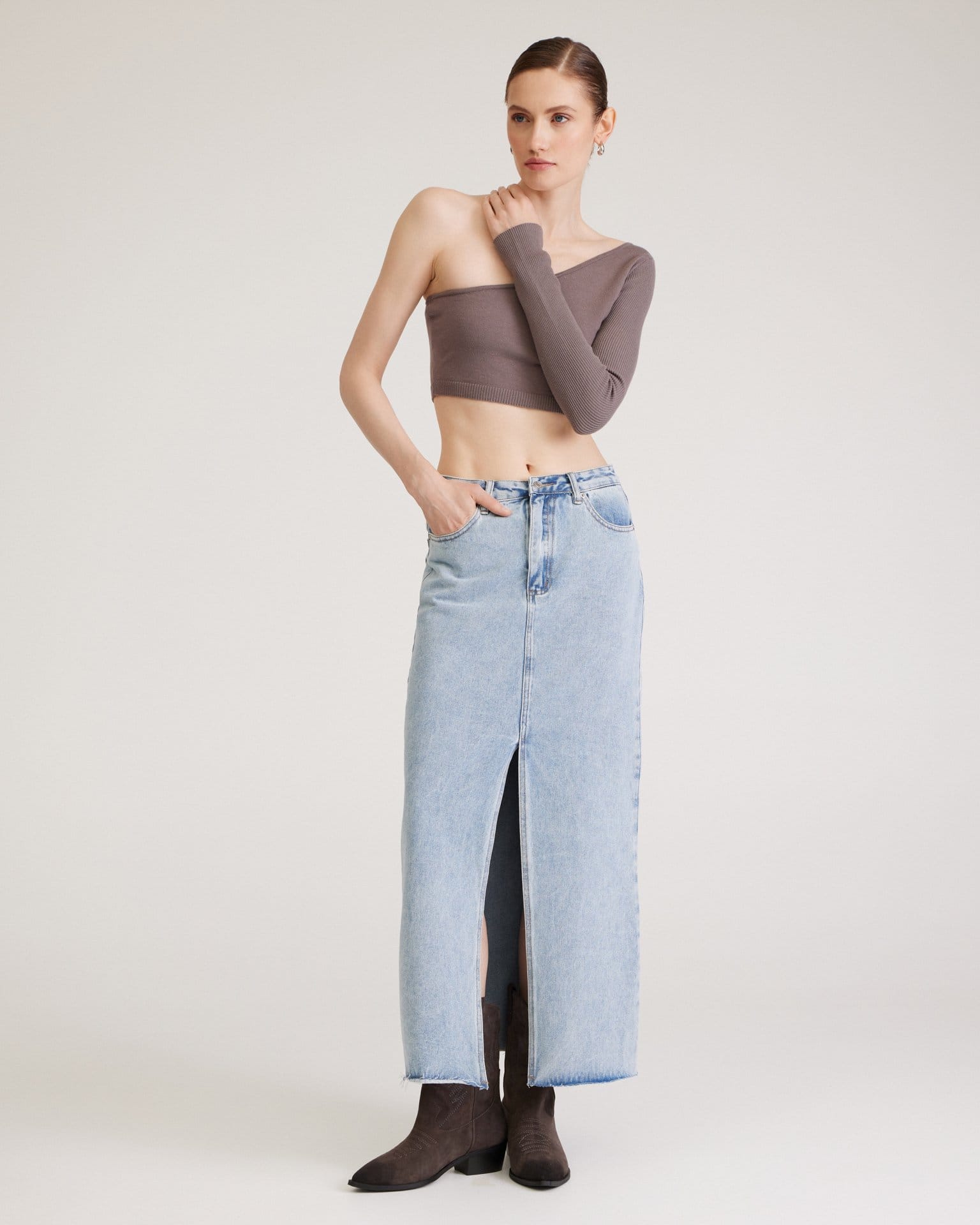 Джинсовая юбка миди в голубом цвете