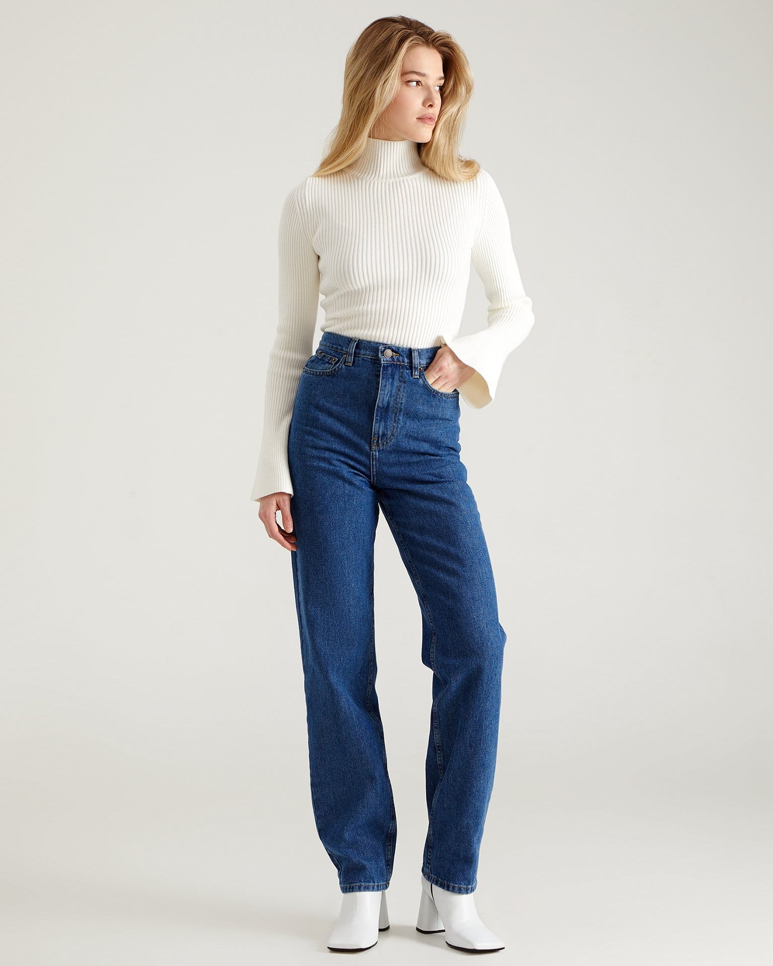 Джинсы прямого кроя в синем цвете