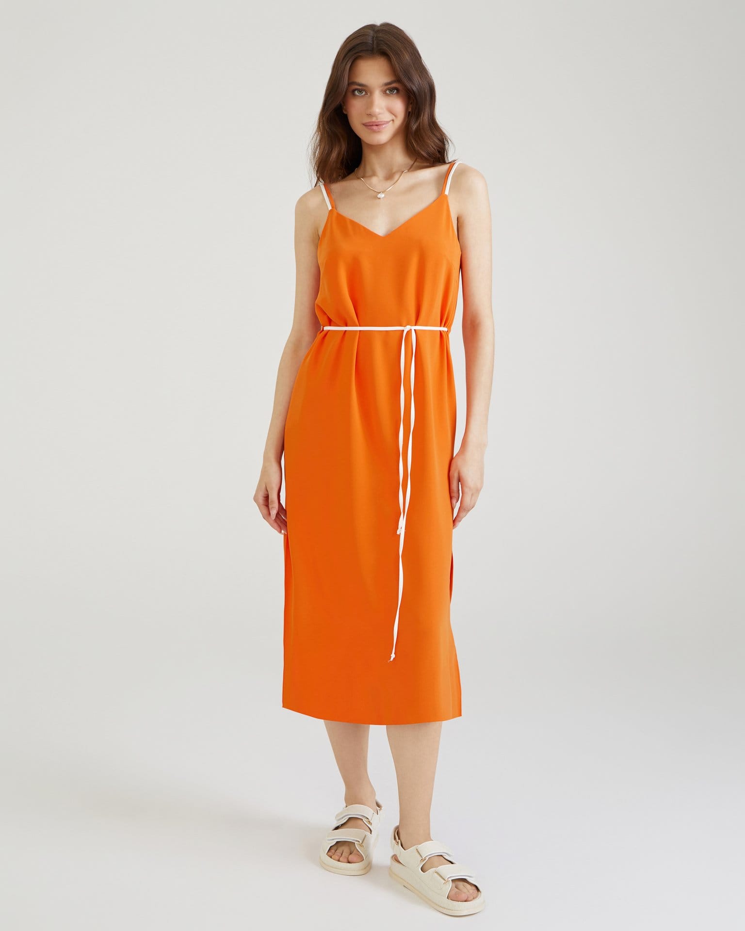 Платье с тонким поясом в апельсиновом цвете