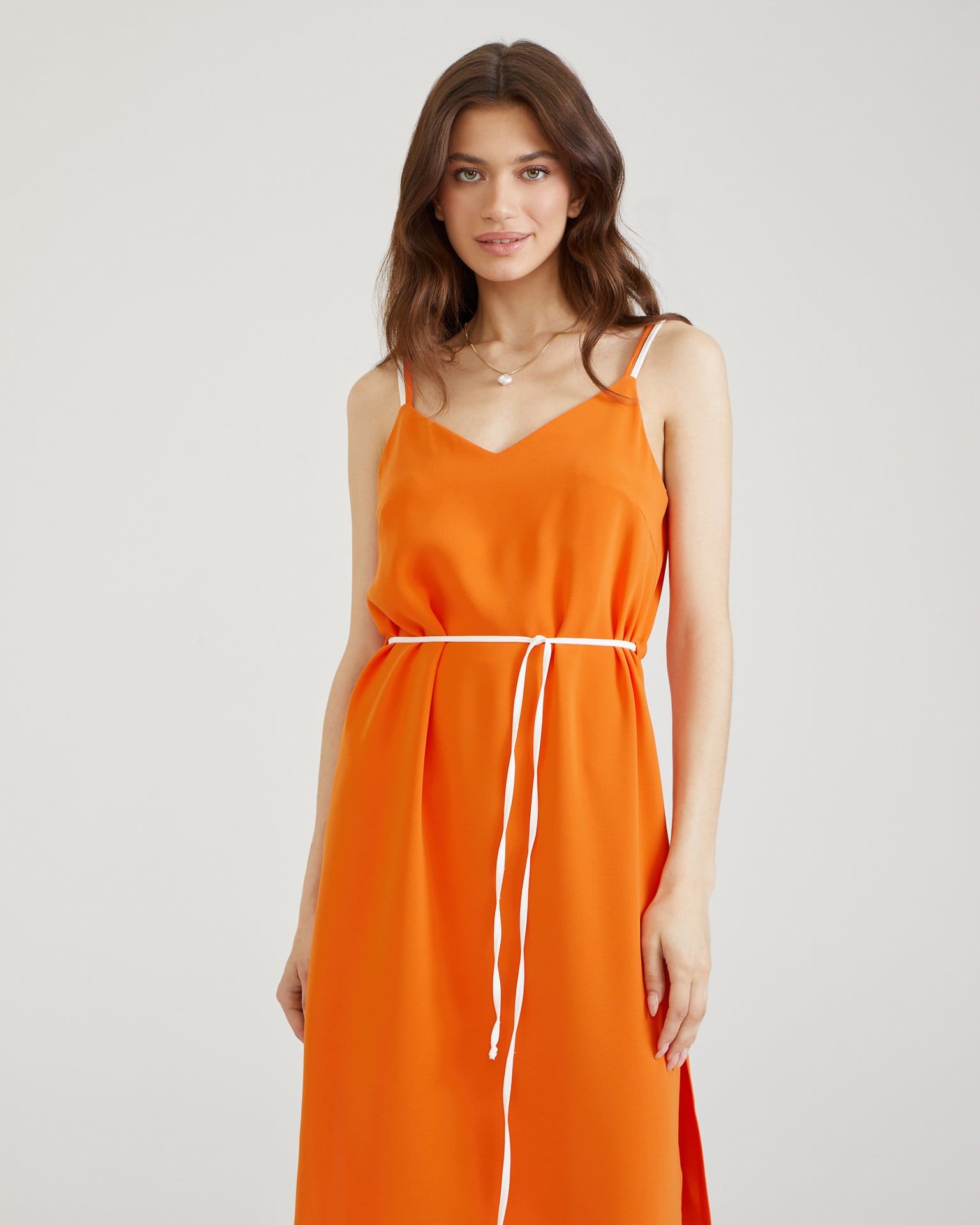Платье с тонким поясом в апельсиновом цвете