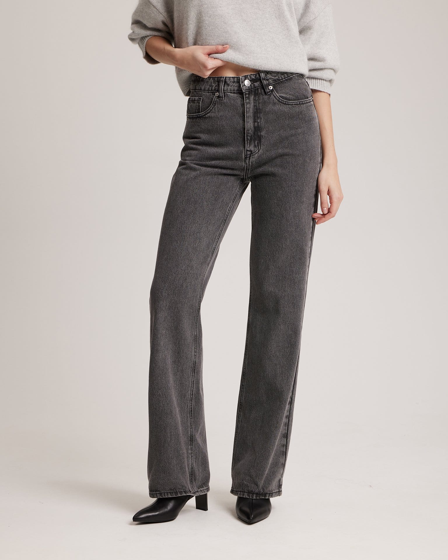 Прямые джинсы в светло-сером цвете