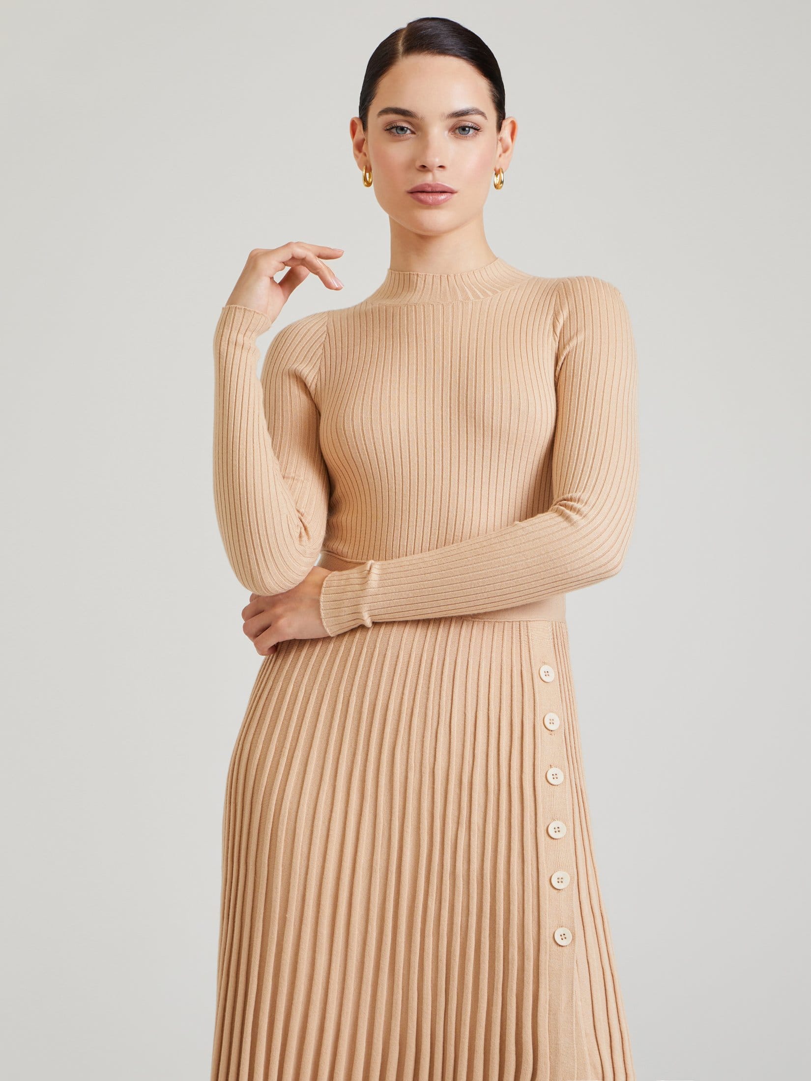 Бежевое платье