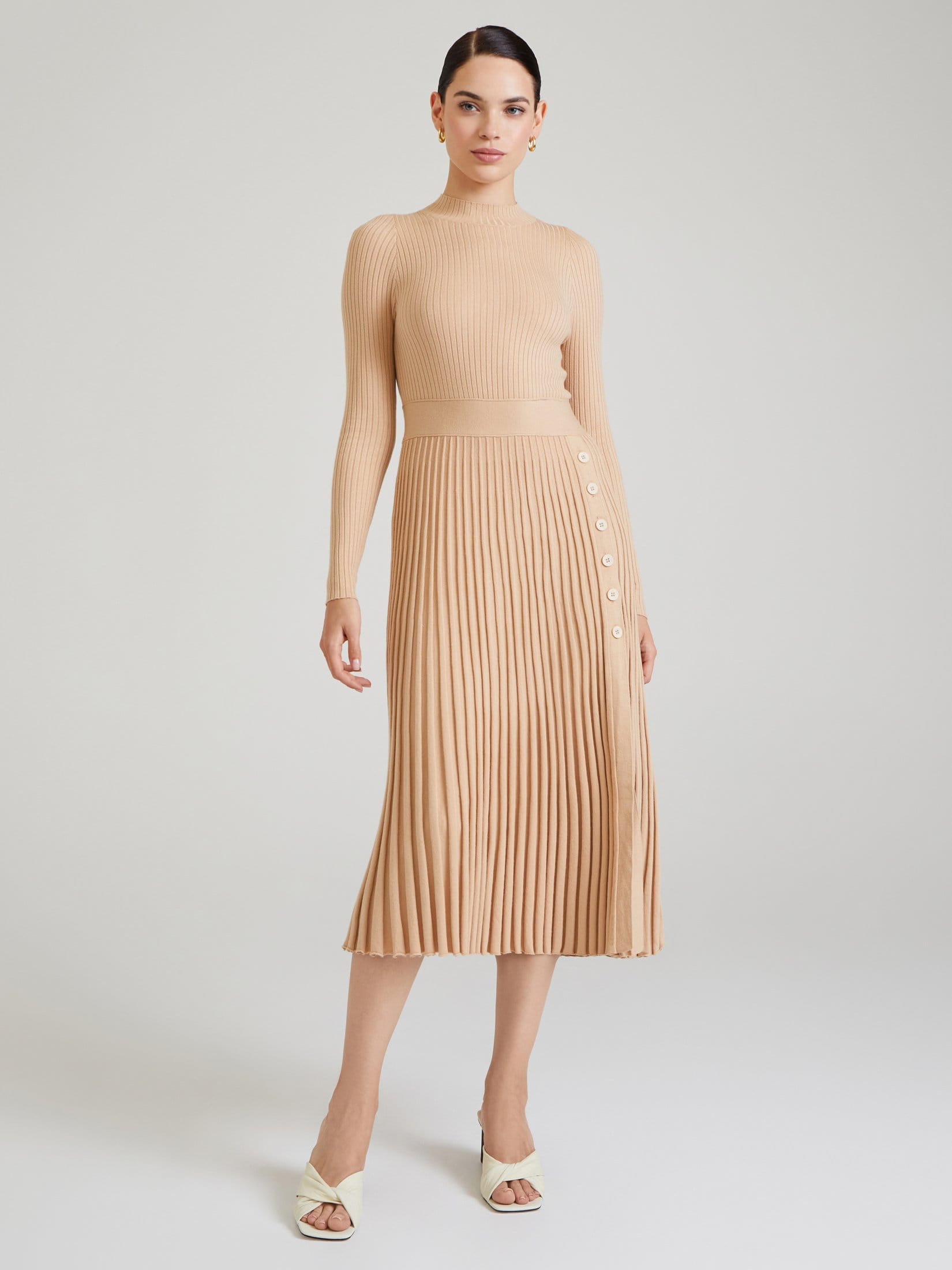 Бежевое платье