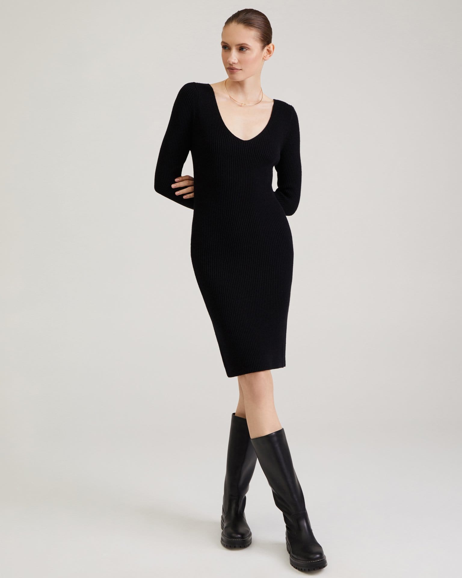 Платье с вырезом