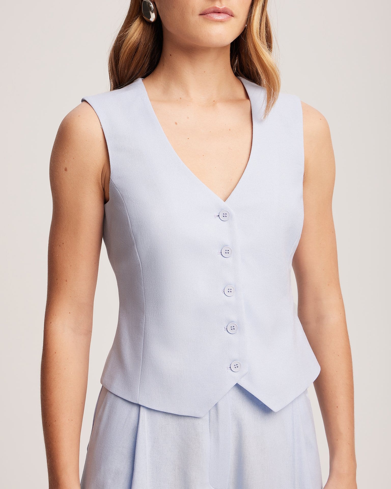 Жилет из льна в голубом цвете
