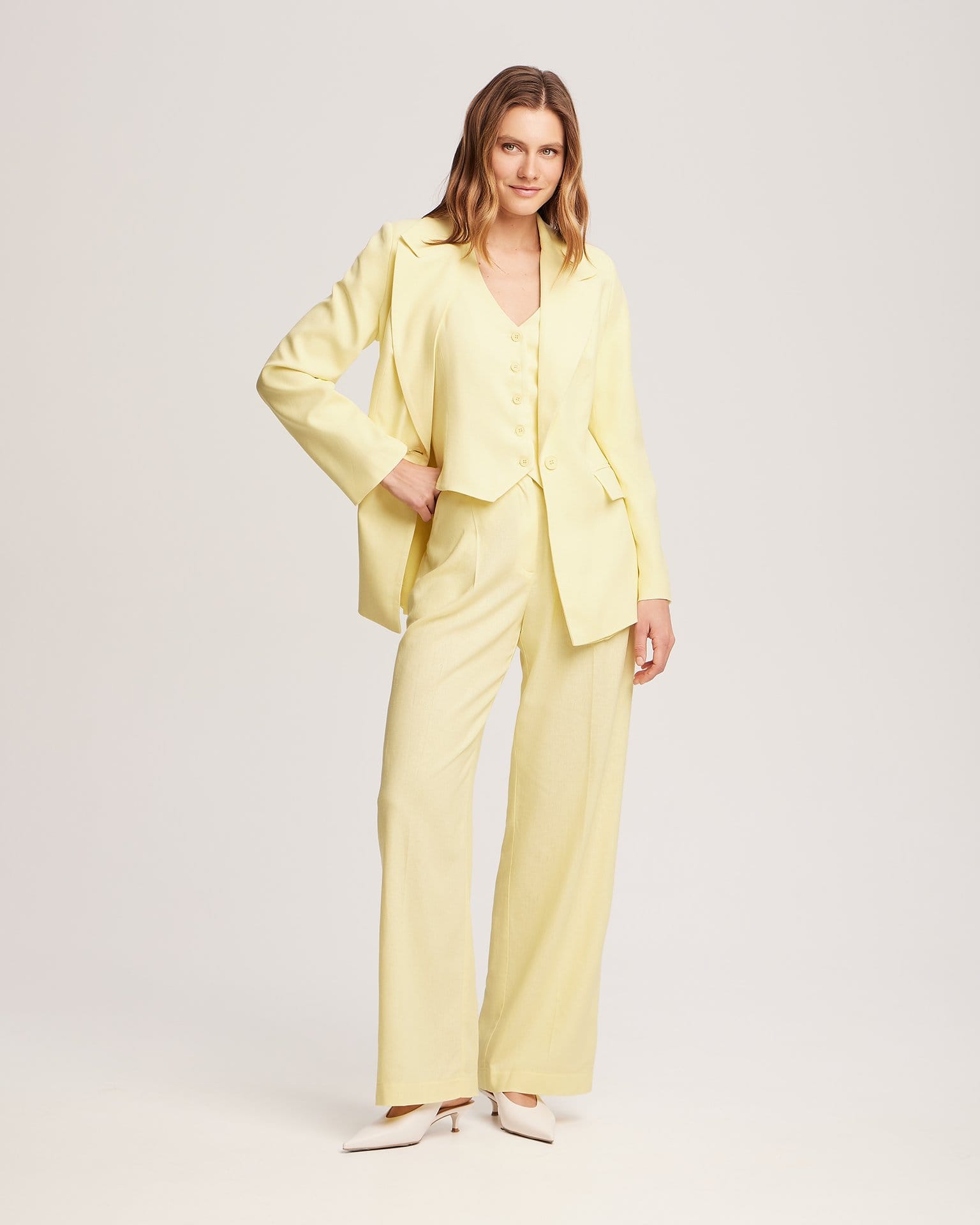 Брюки из льна в цвете сливочное масло