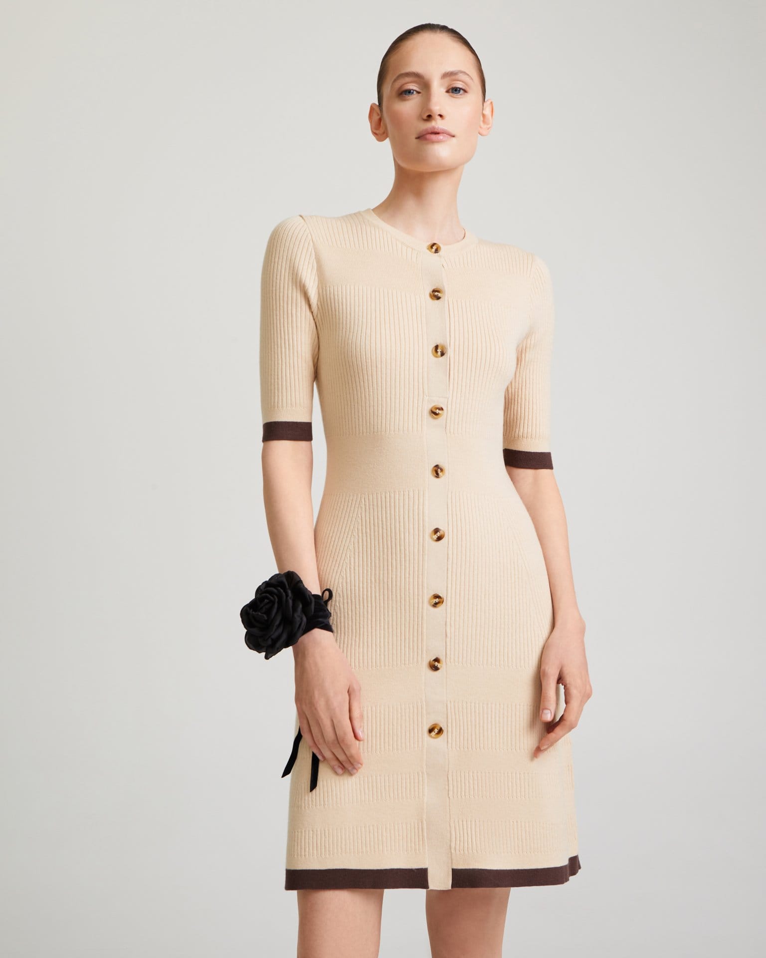 Платье бежевого цвета