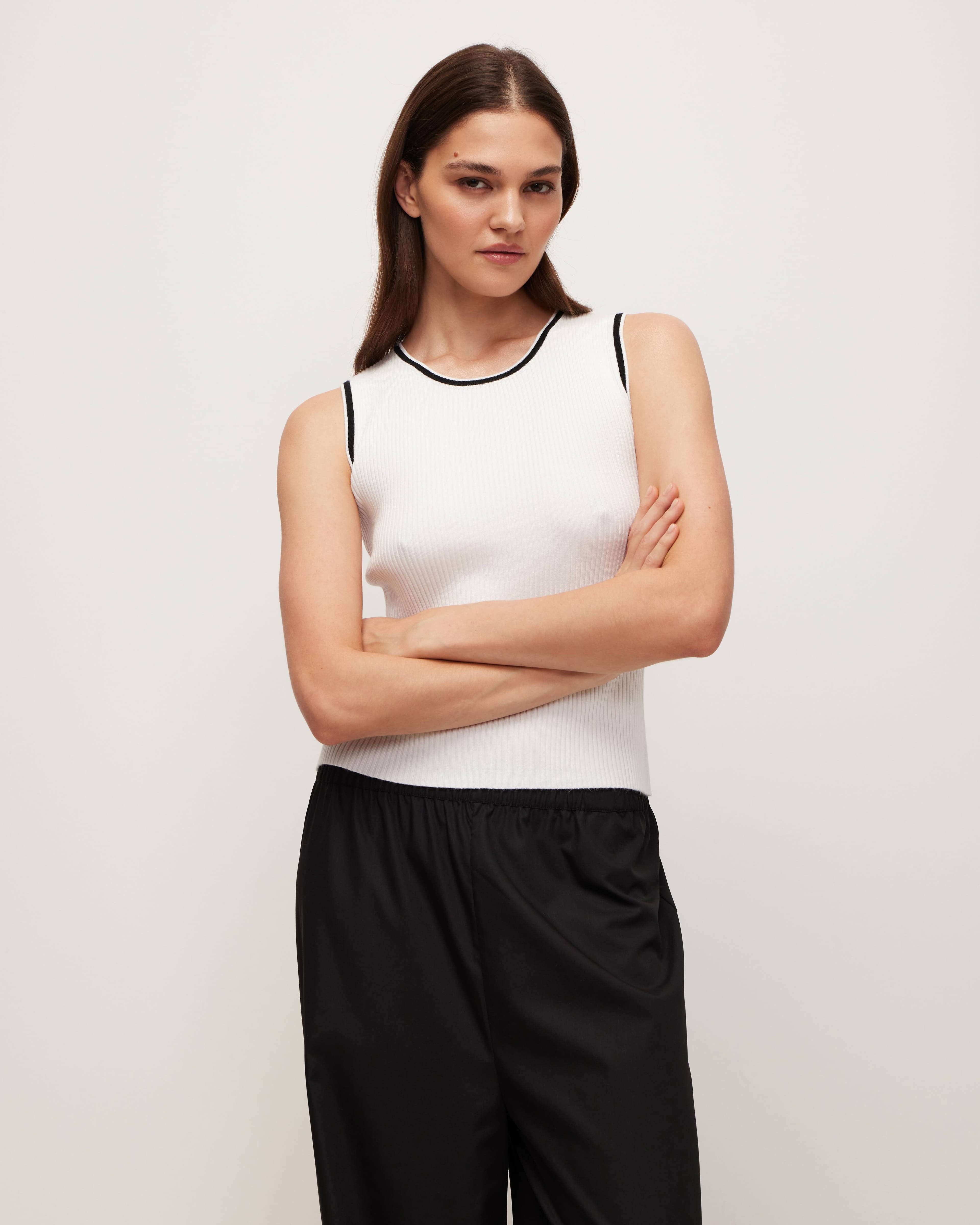 Трикотажный топ в рубчик в белом цвете