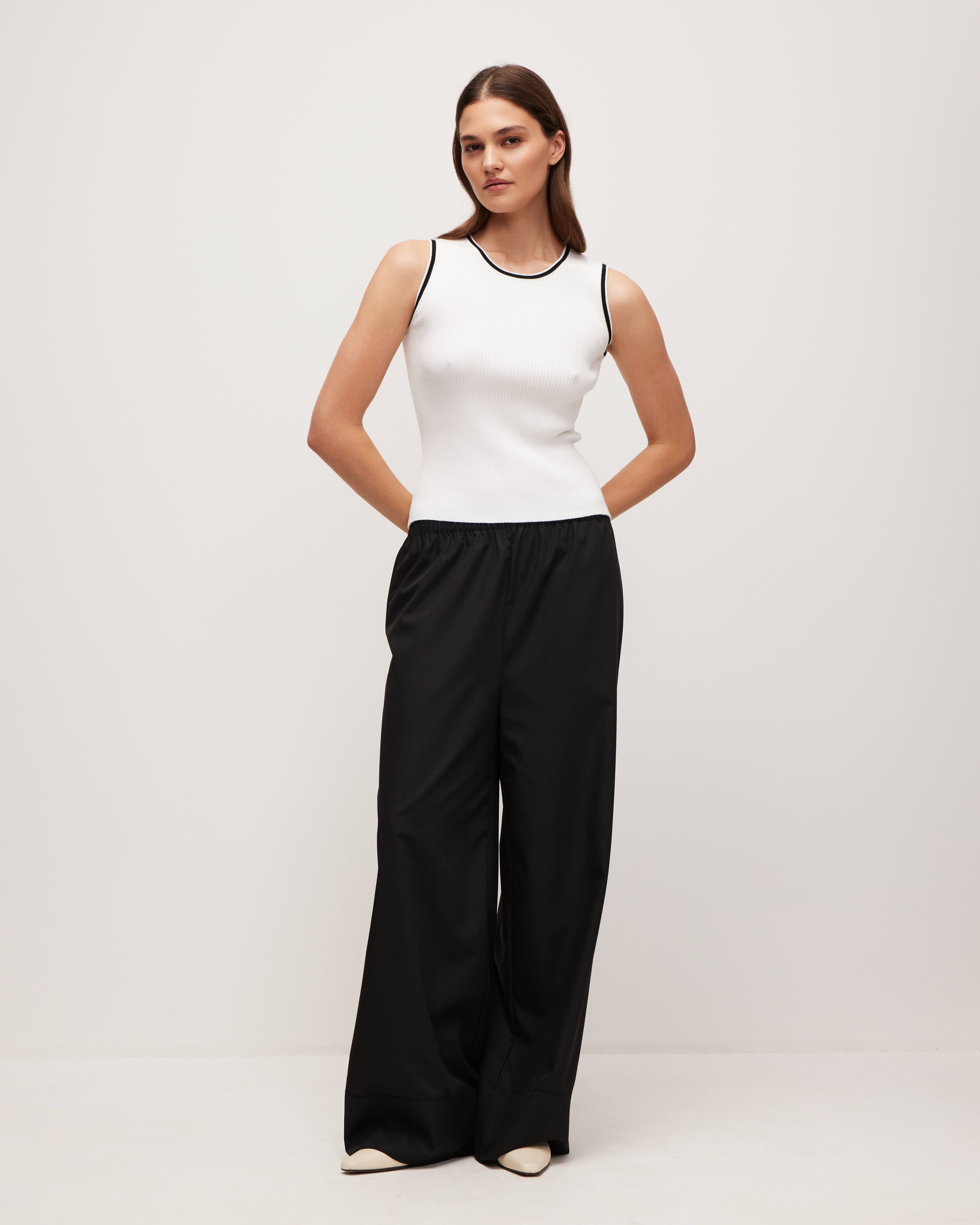 Трикотажный топ в рубчик в белом цвете