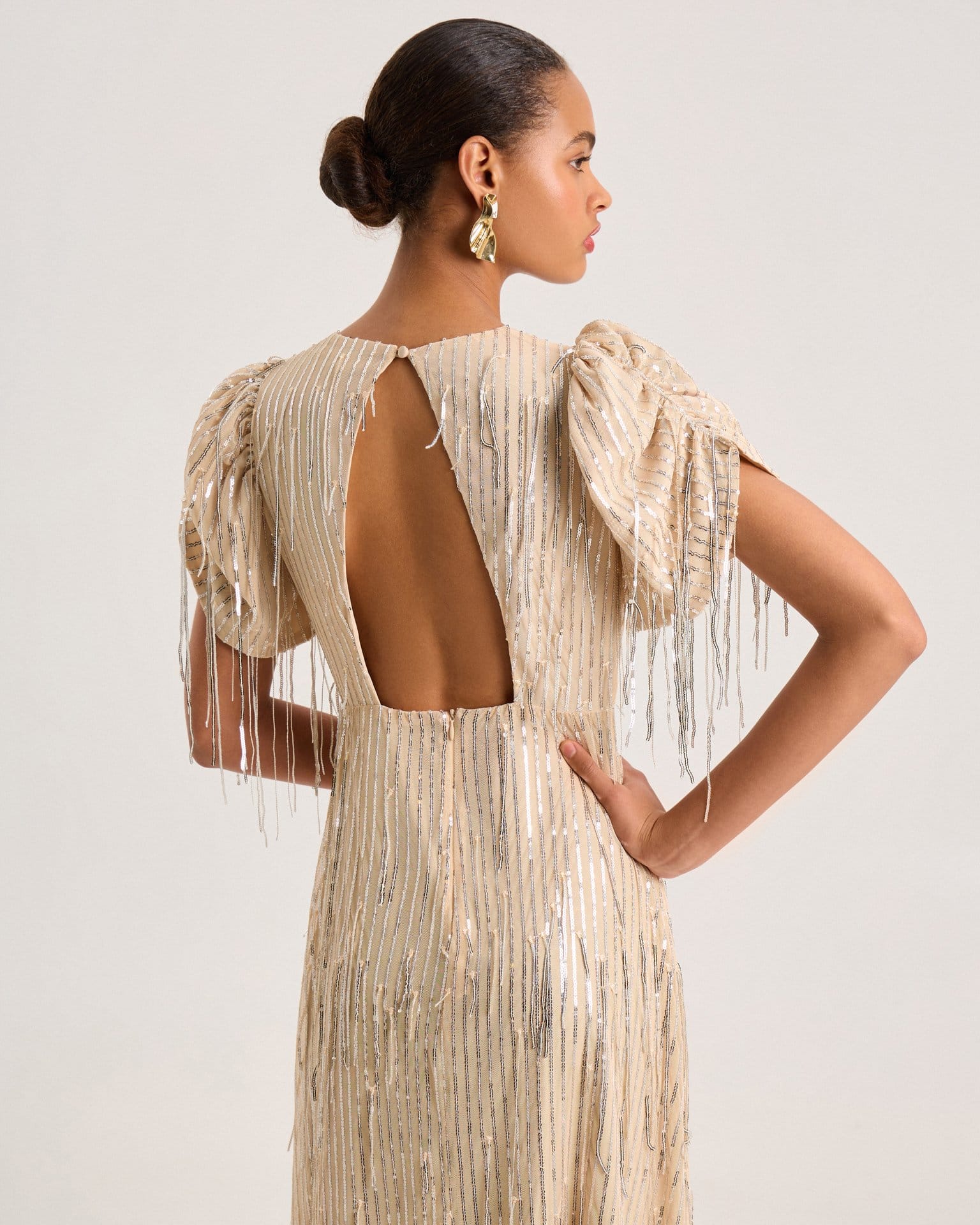 Бежевое платье с пайетками