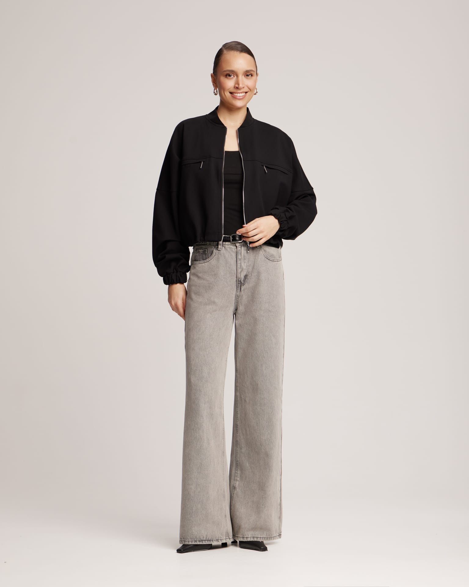 Черный бомбер с регулируемой резинкой