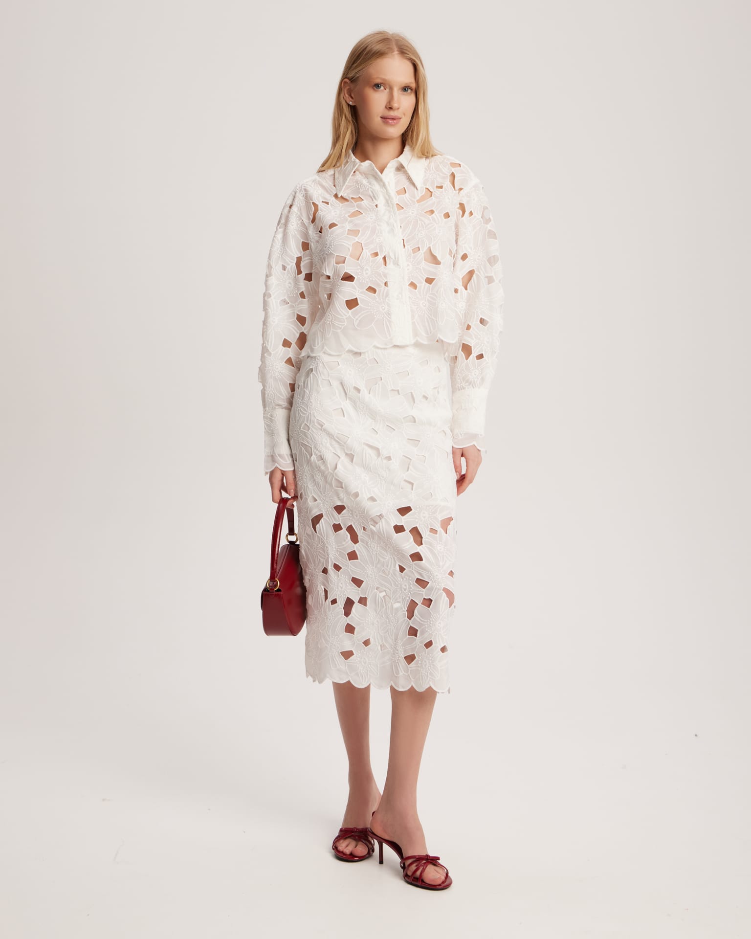 Блузка из белого кружева