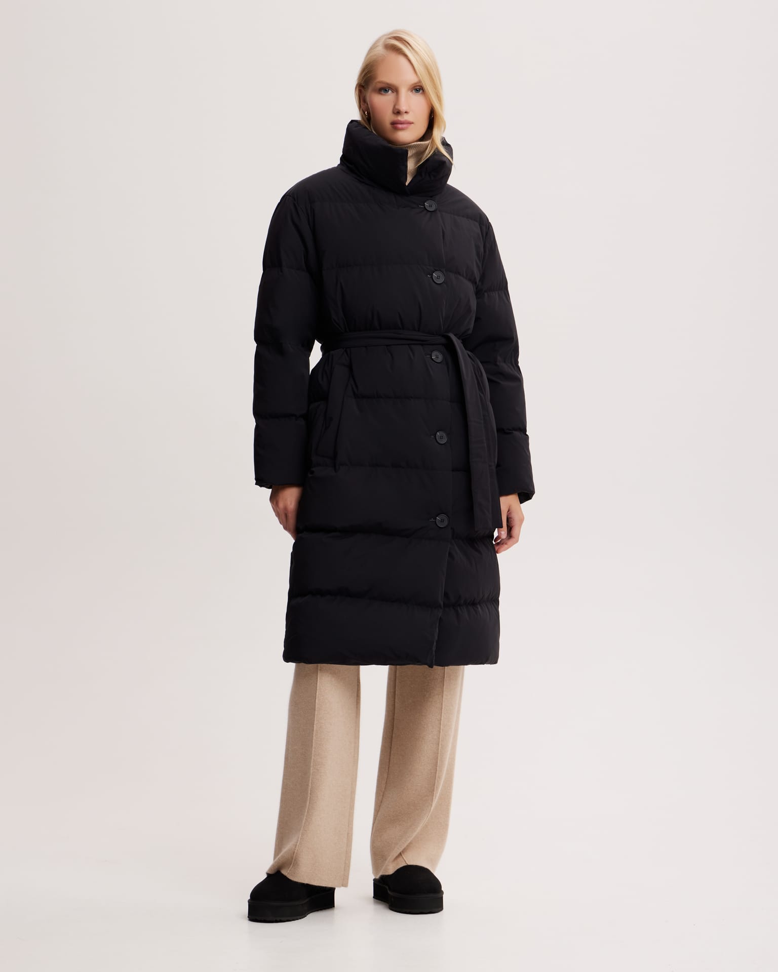 Пуховик с поясом в черном цвете