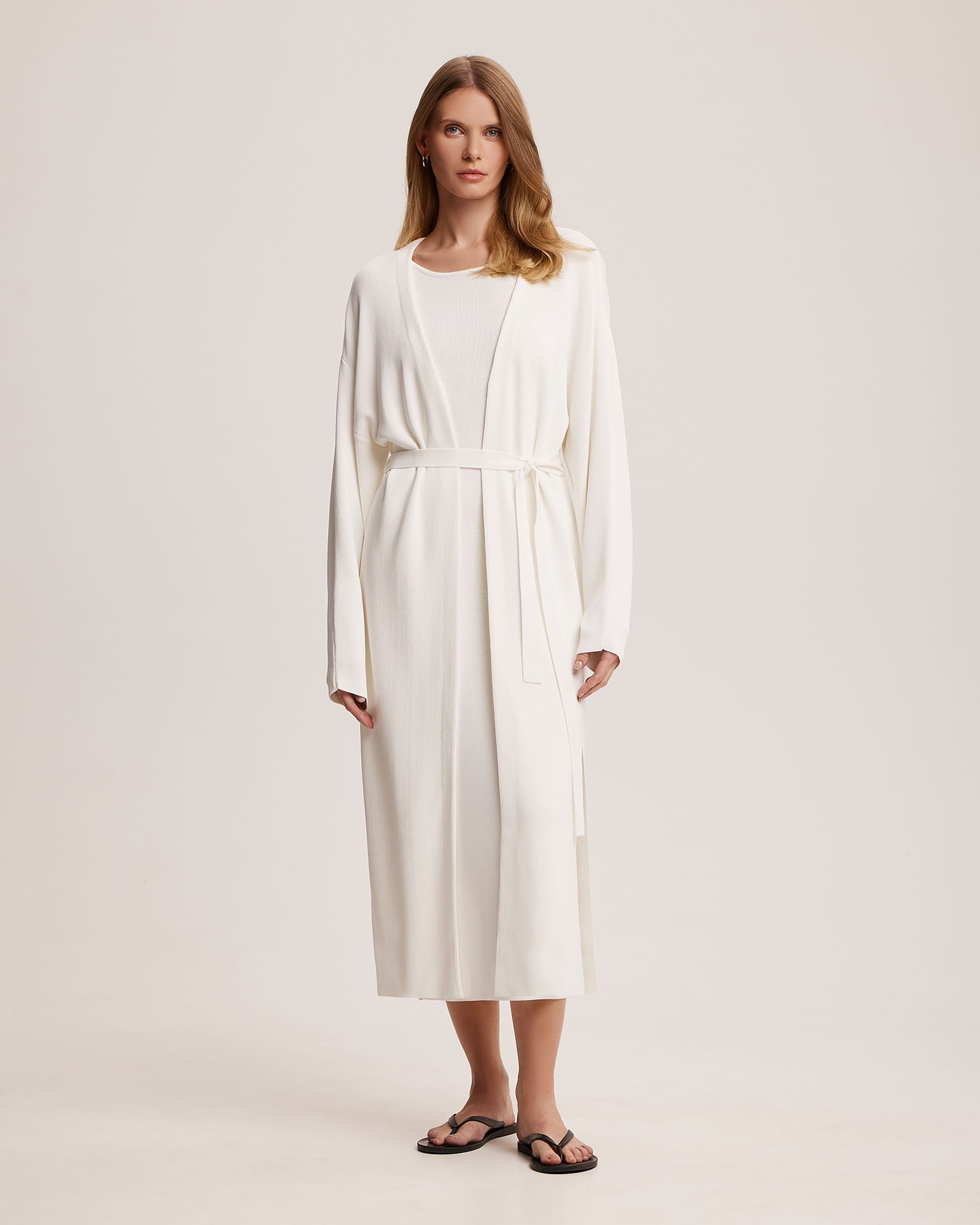 Молочное платье на тонких бретелях