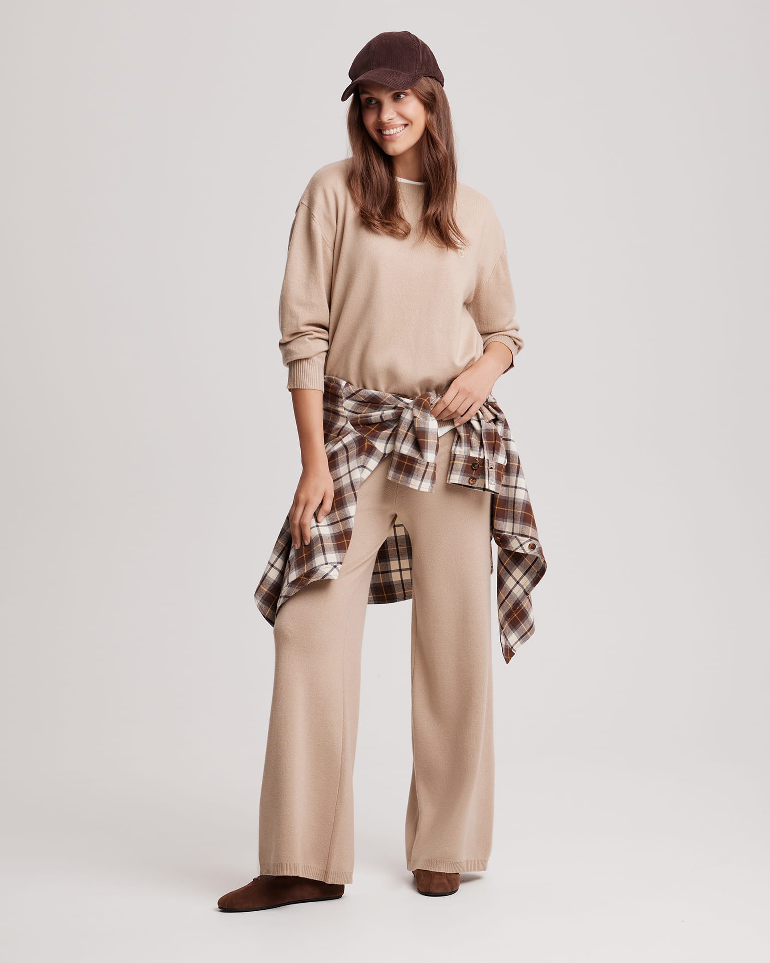 Вязаный костюм бежевого цвета