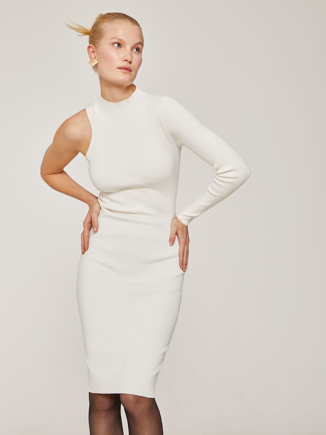 Асимметричное платье в белом цвете