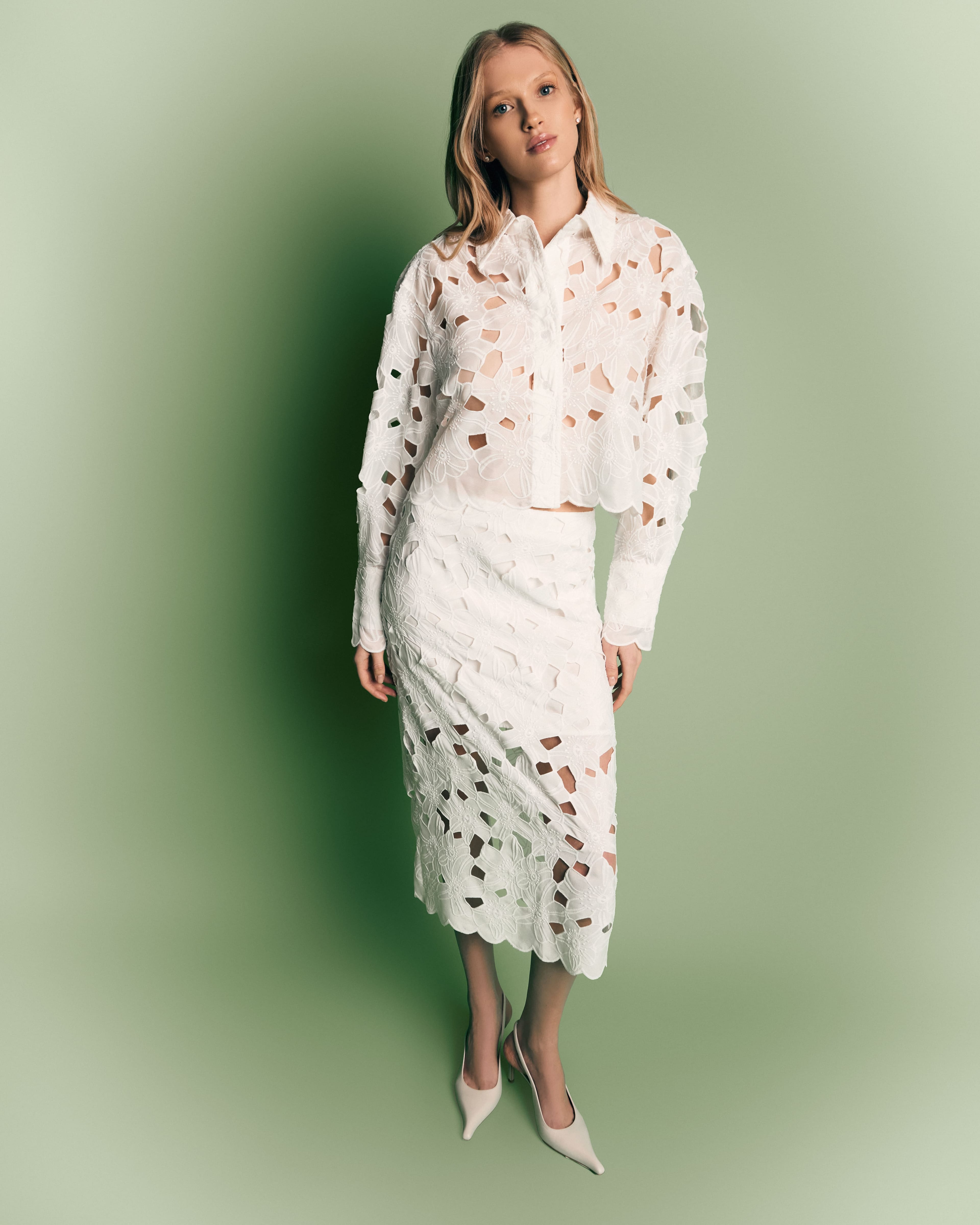 Блузка из белого кружева