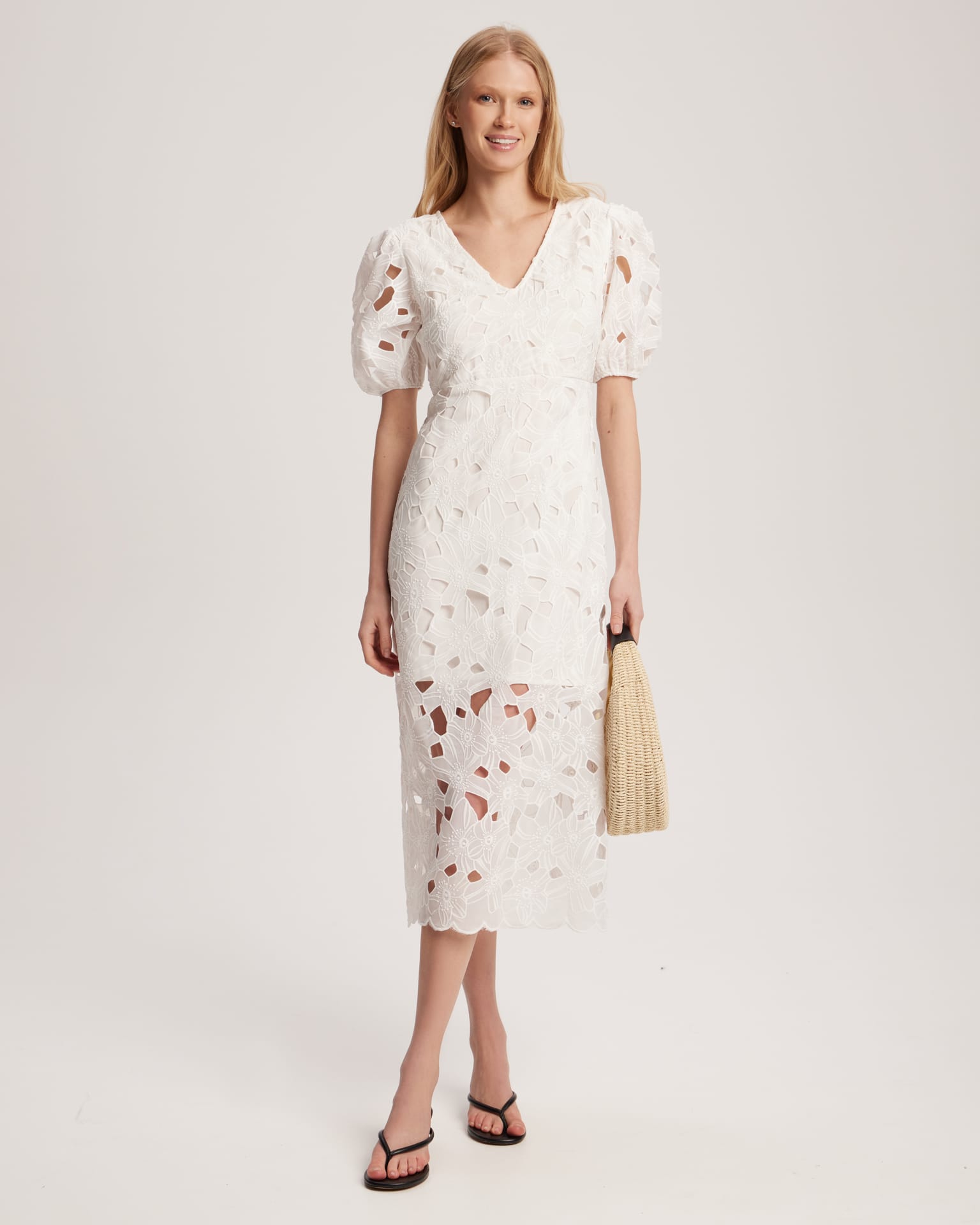 Платье из белого кружева