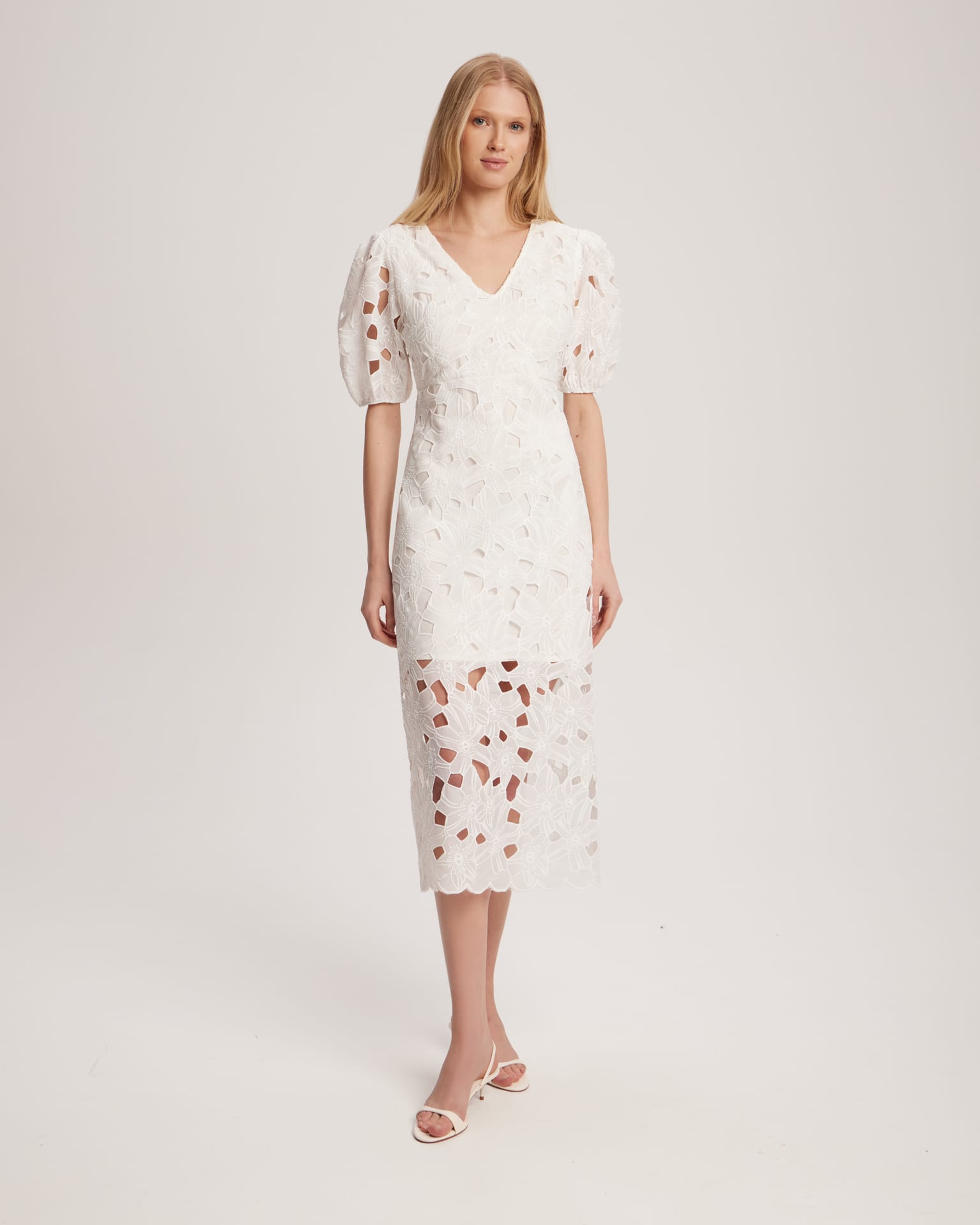 Платье из белого кружева