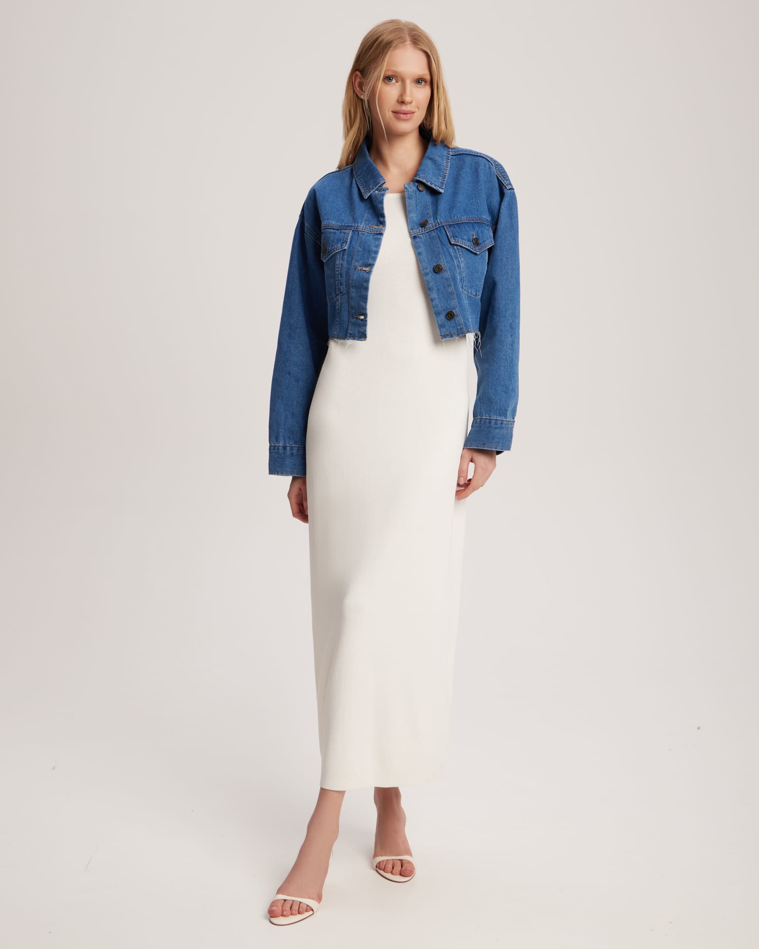 Укороченная джинсовая куртка в синем цвете