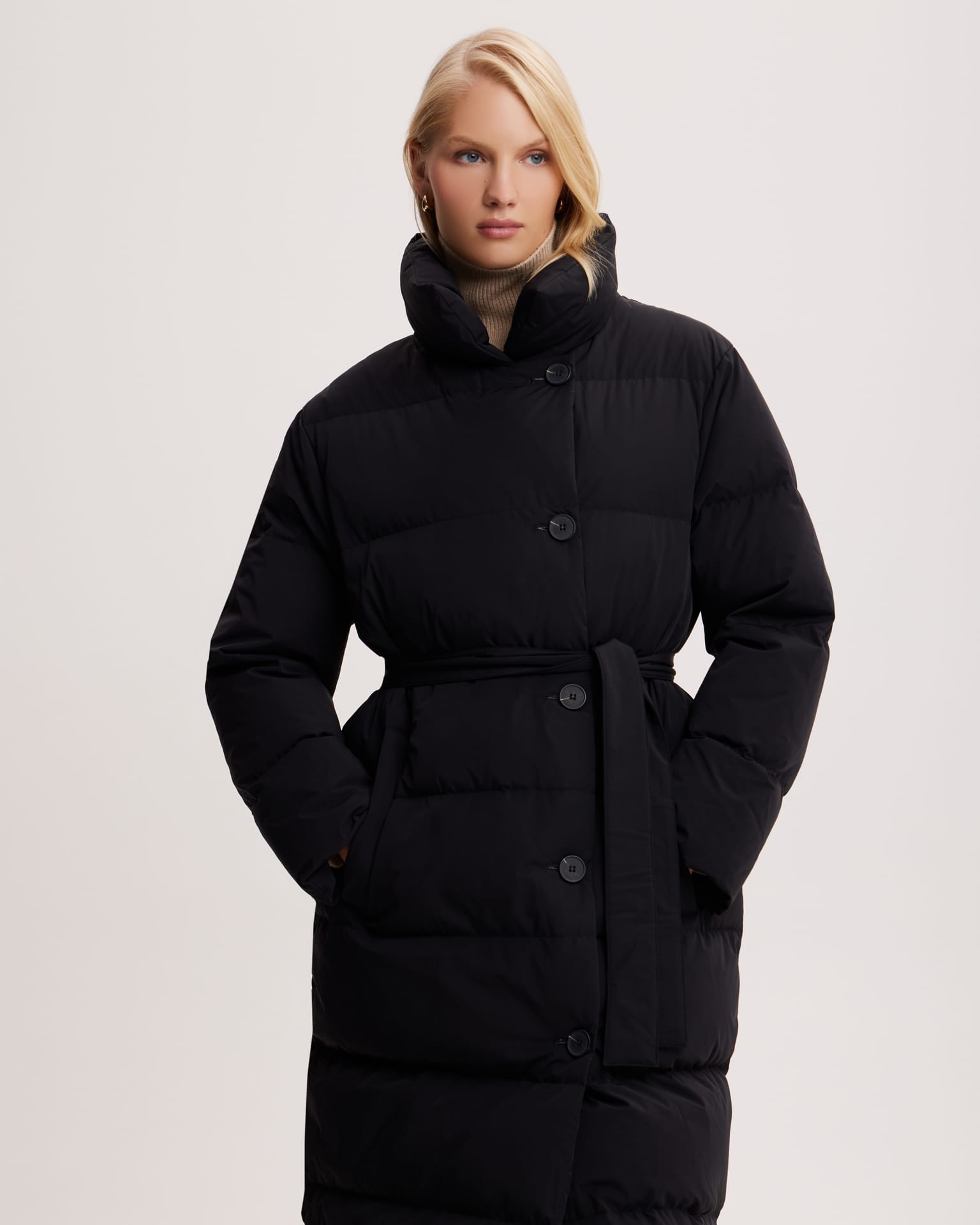 Пуховик с поясом в черном цвете