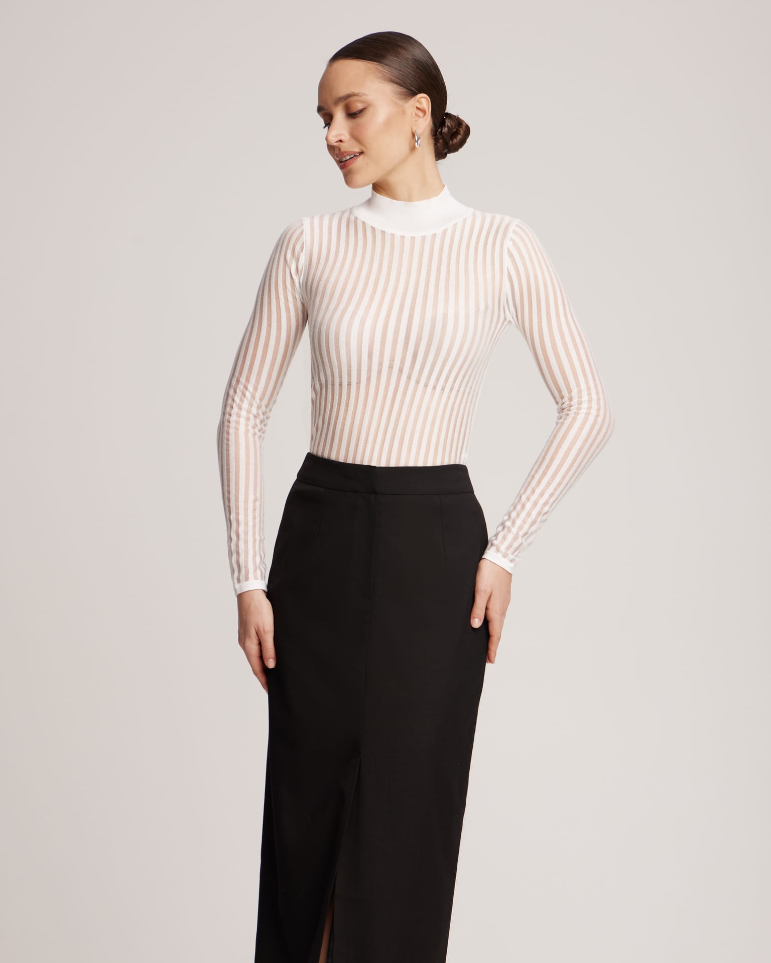 Белый топ с длинными рукавами