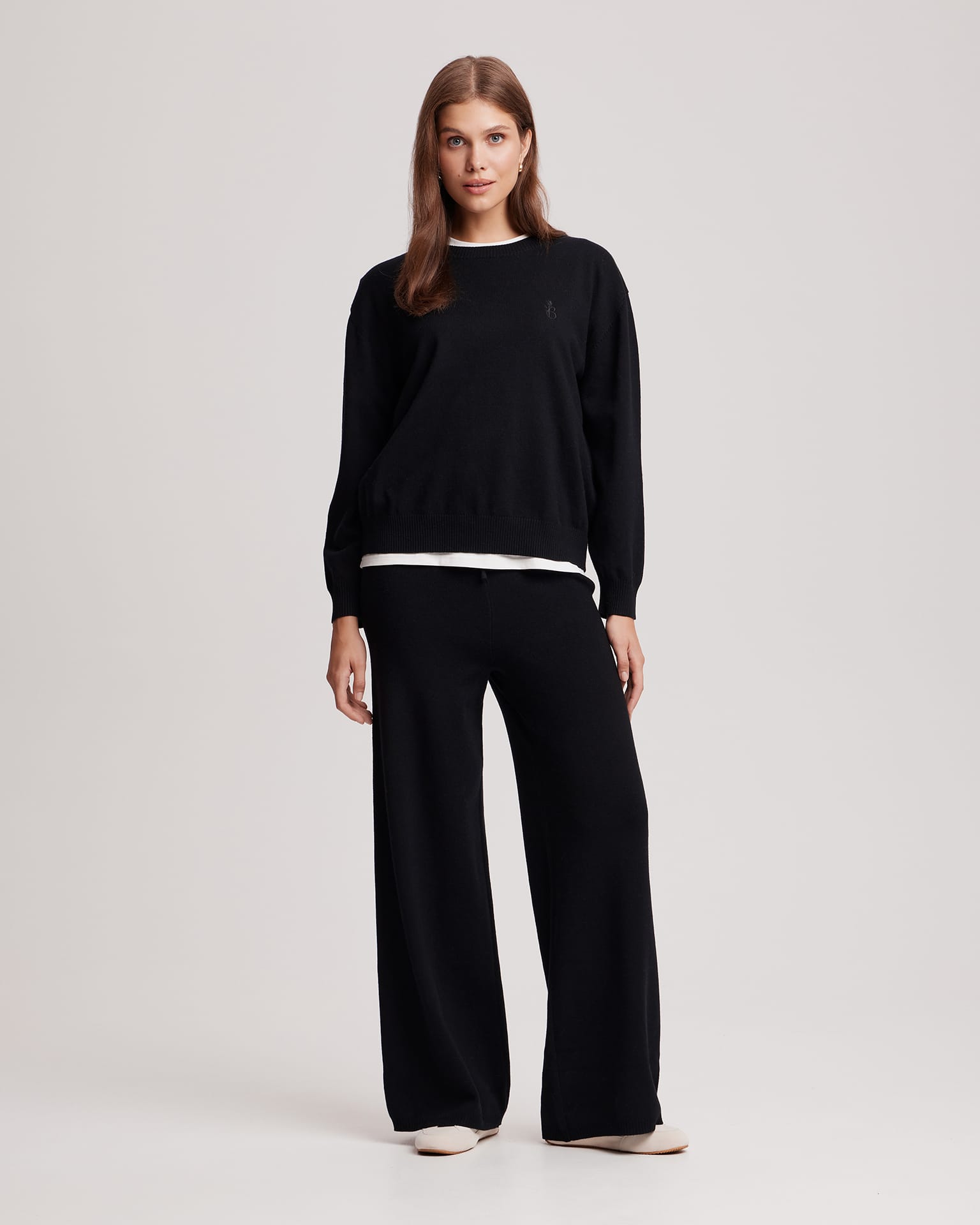 Вязаный костюм черного цвета