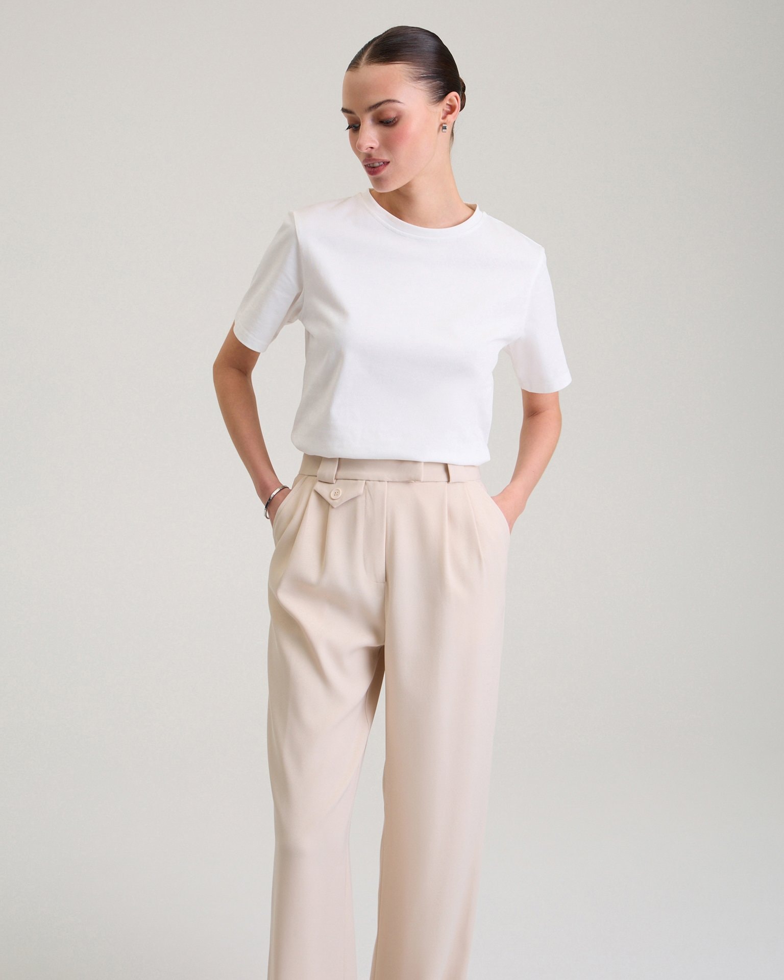 Брюки с декоративным карманом в бежевом цвете, Бежевый — фото 7
