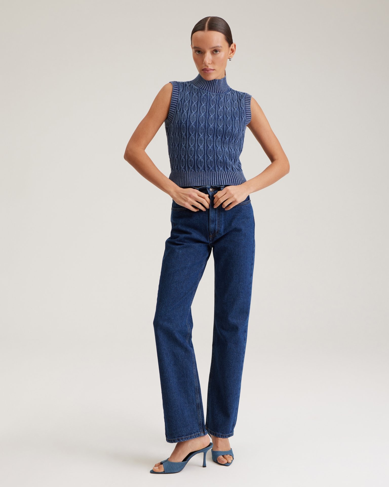 Вязаный жилет