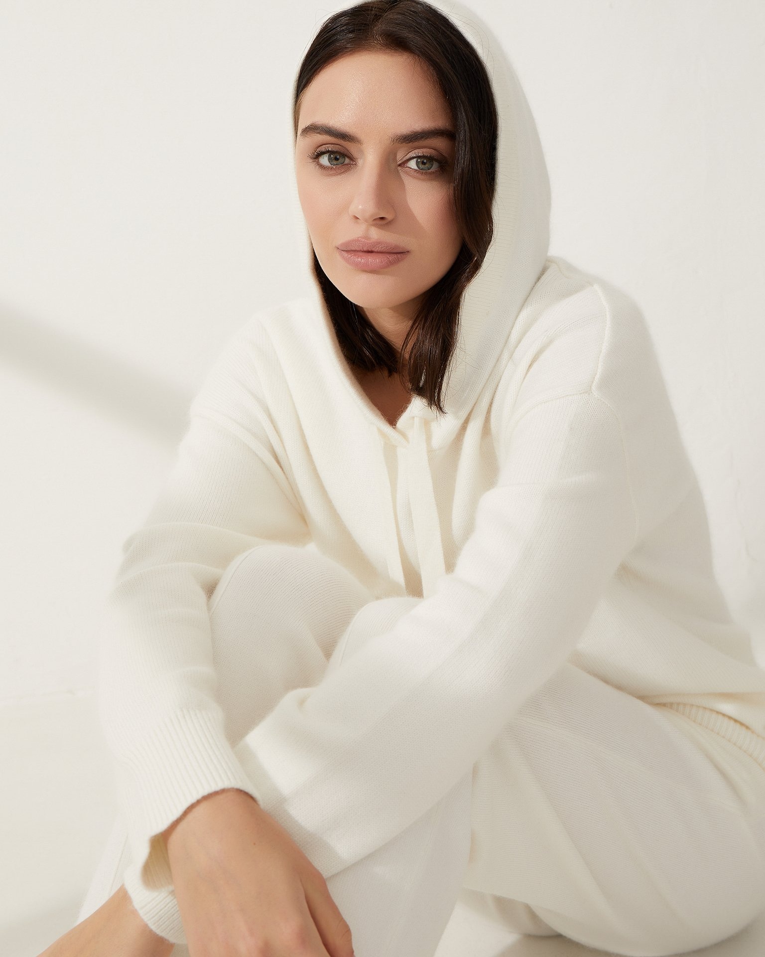 Зауженные брюки на резинке в молочном цвете