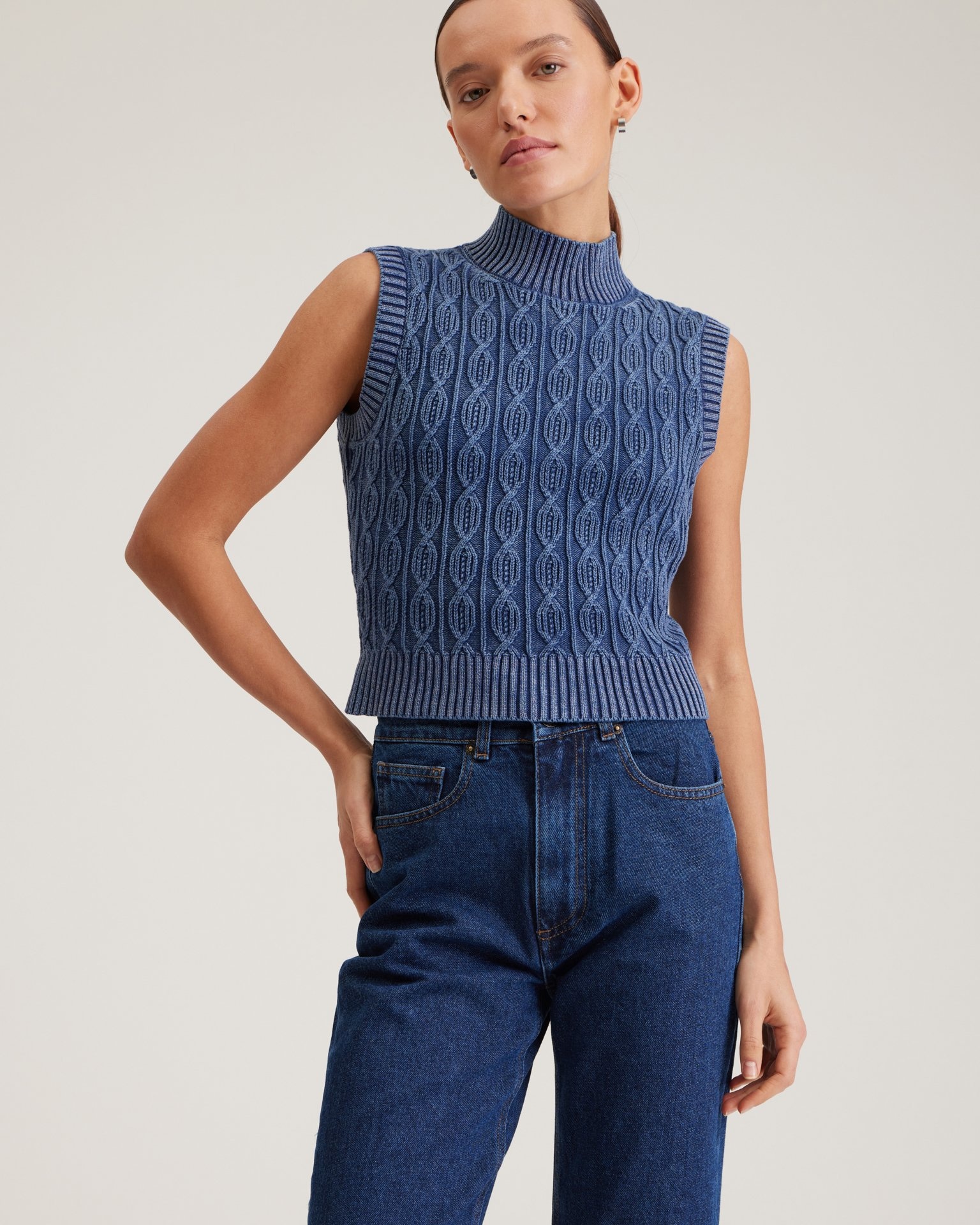 Вязаный жилет