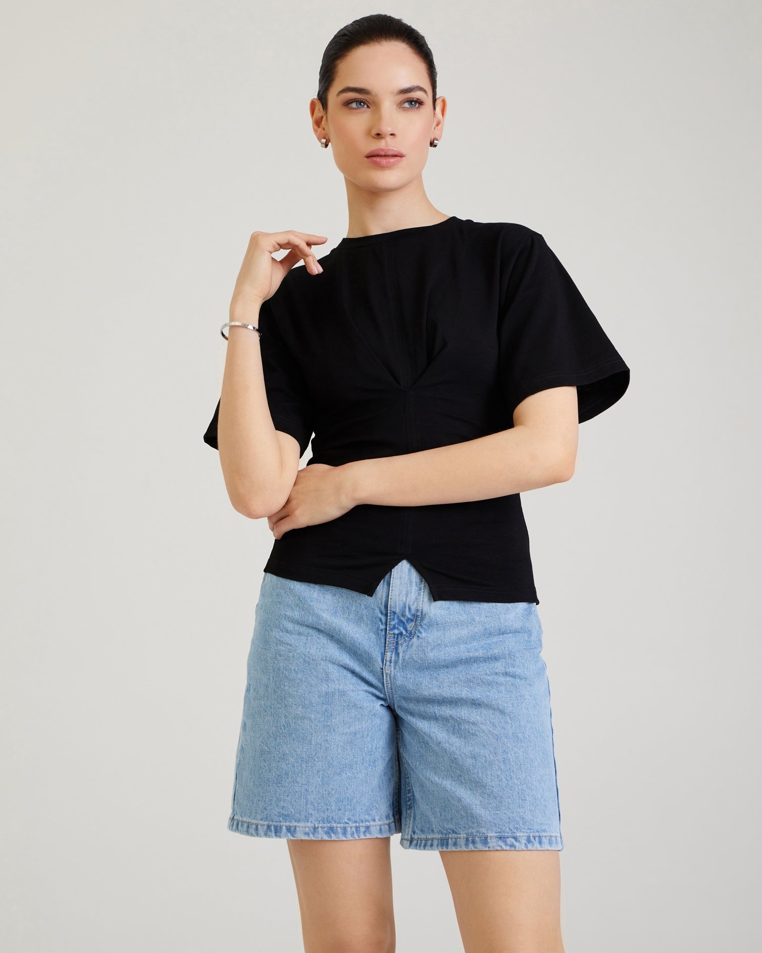 Приталенная футболка в черном цвете