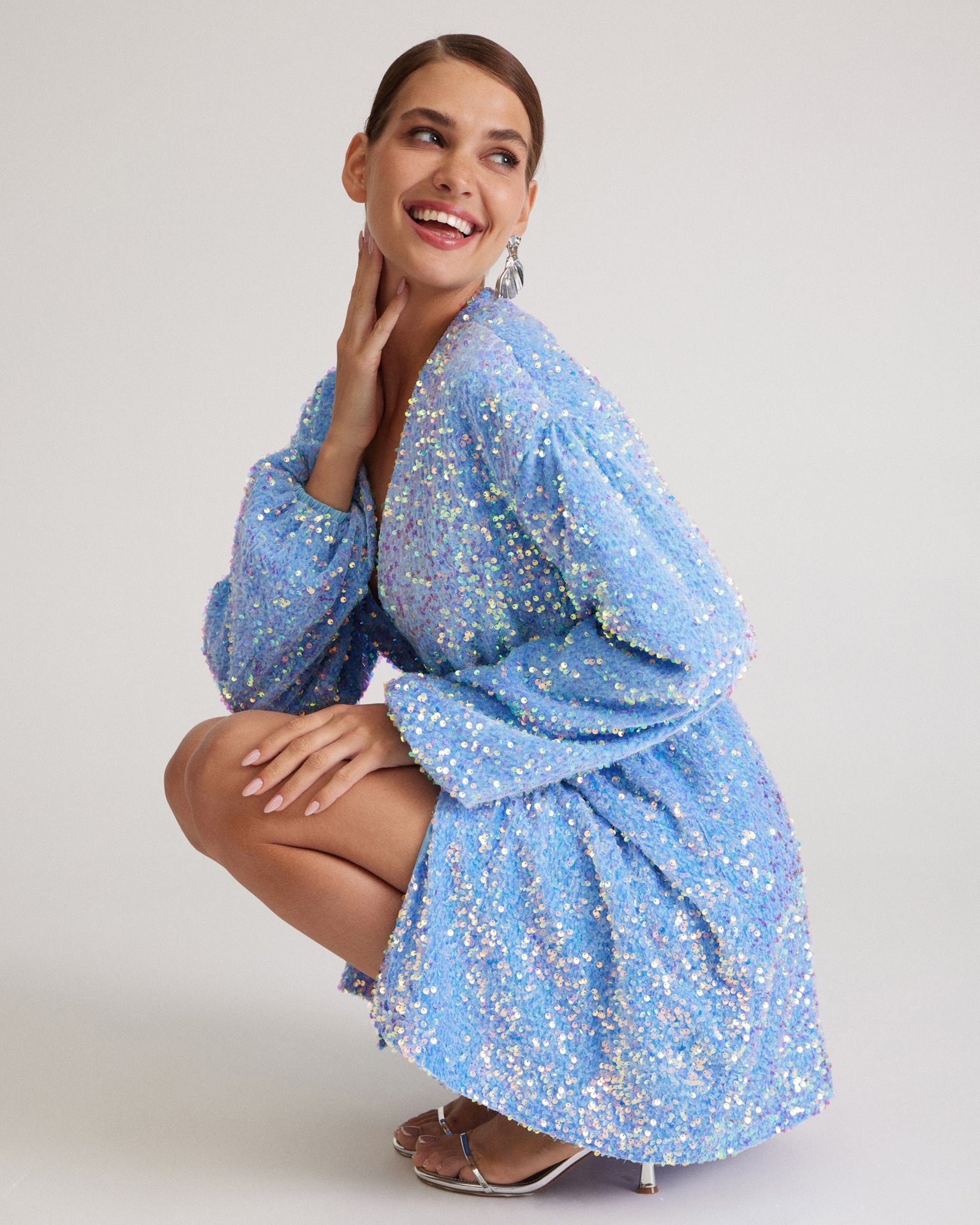 Голубое платье с пайетками