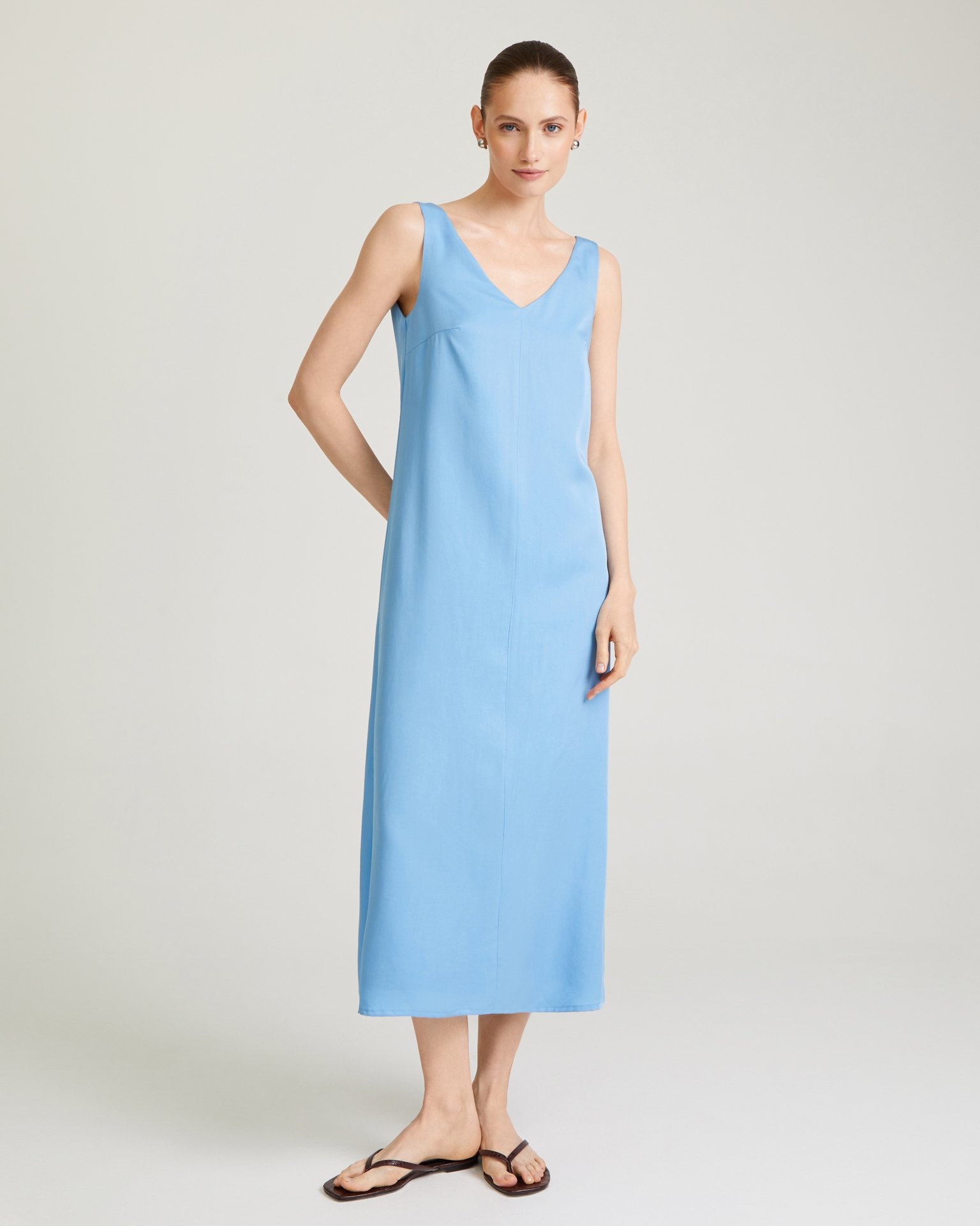 Платье миди без рукавов