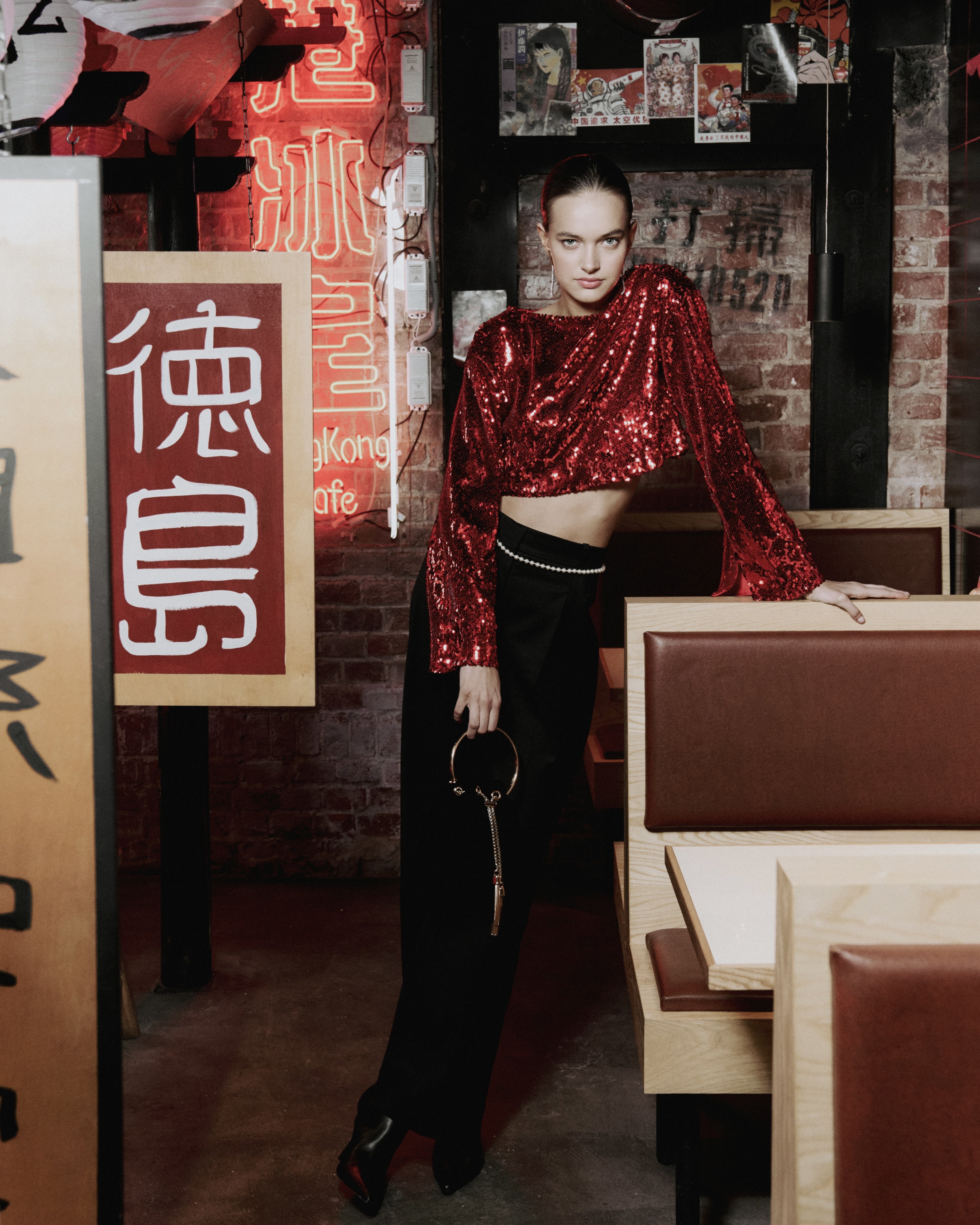 Красный топ с пайетками