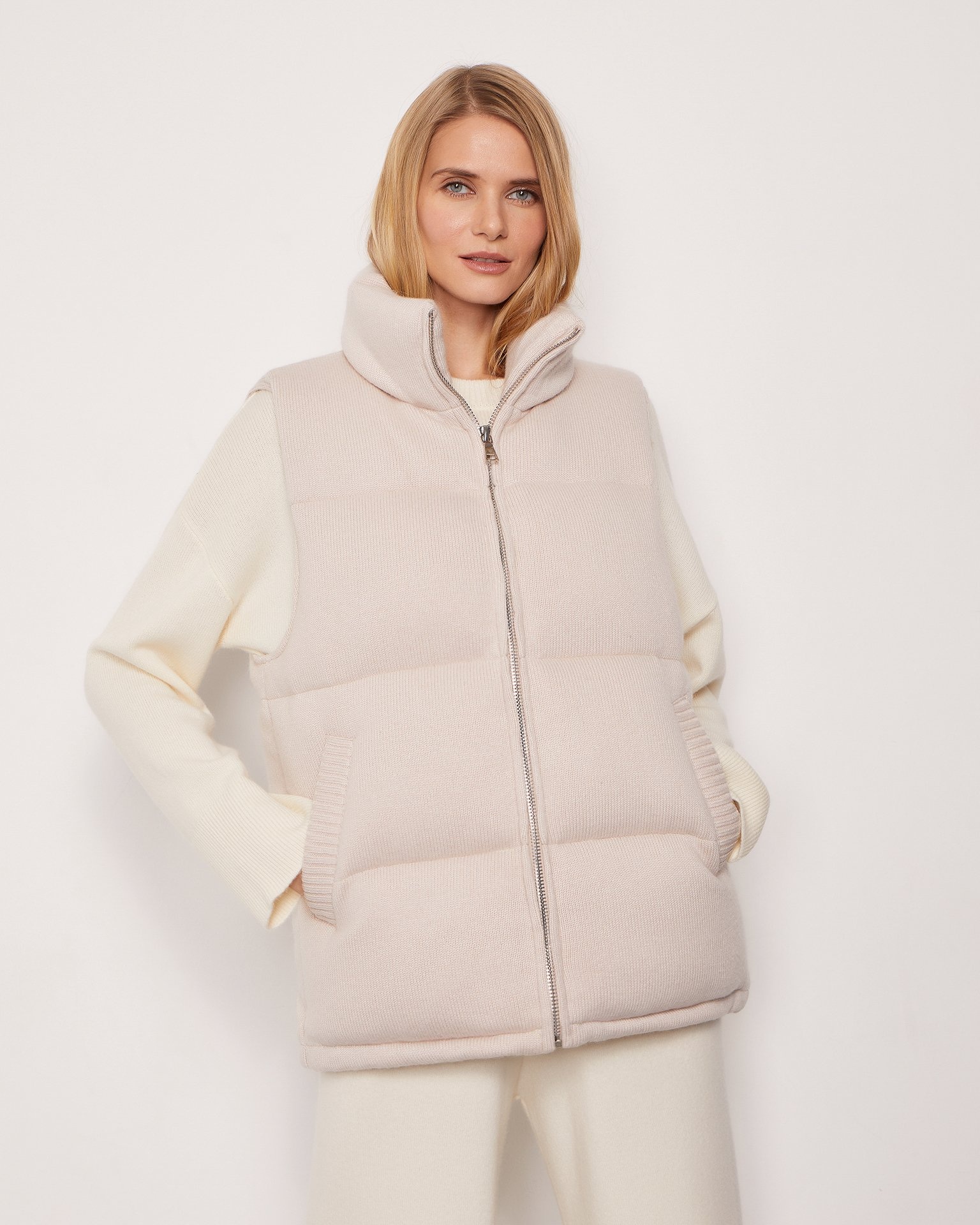 Жилет с воротником-стойкой