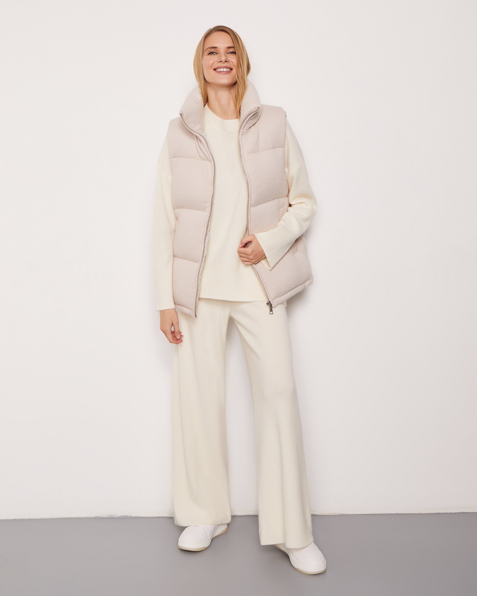 Жилет с воротником-стойкой