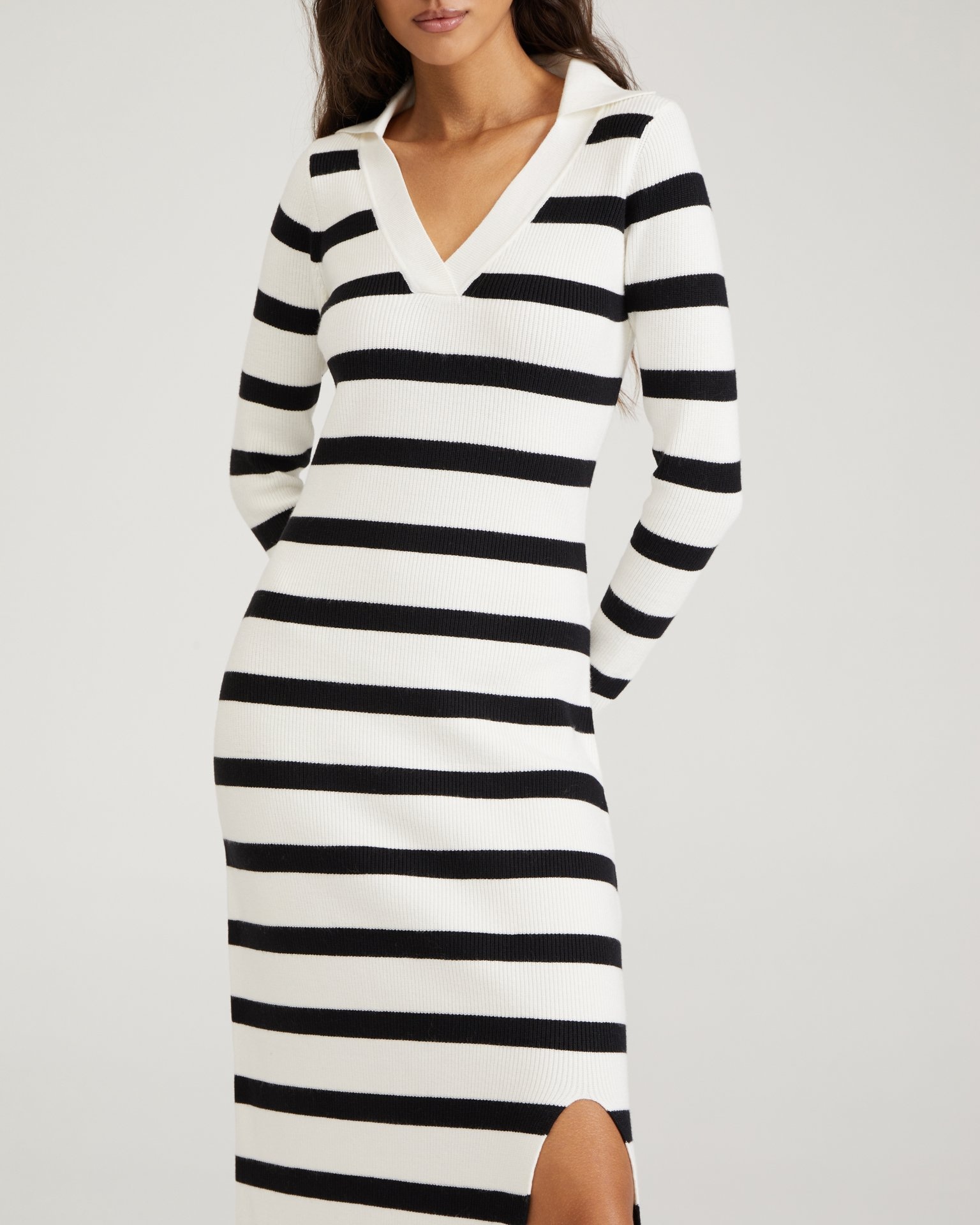 Трикотажное платье с разрезом