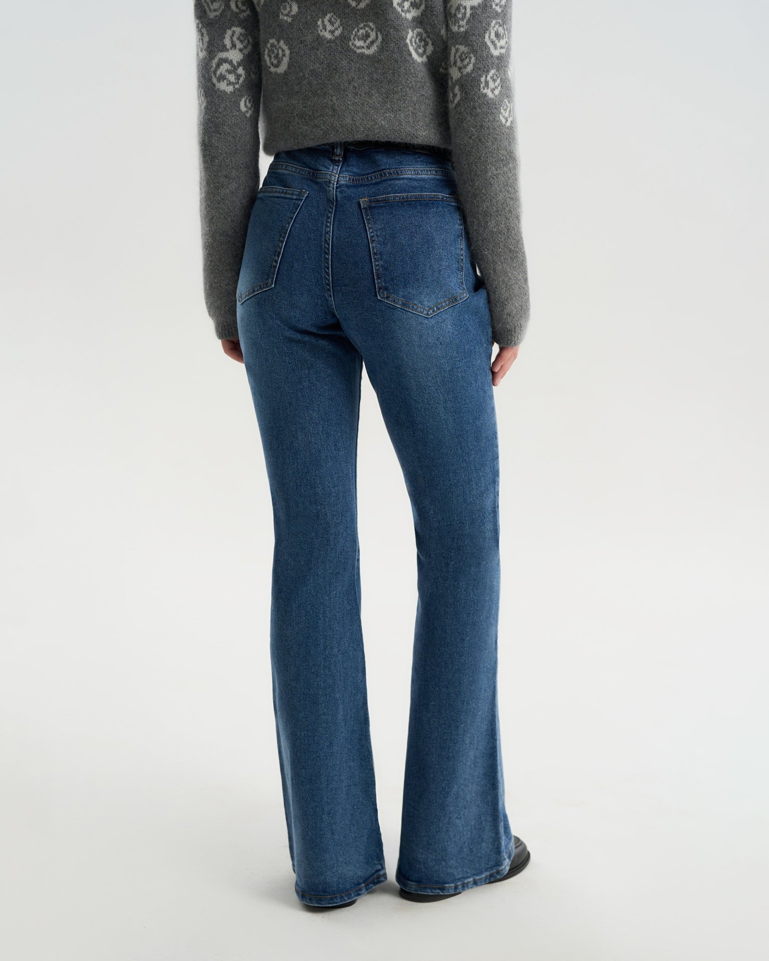 Расклешенные джинсы