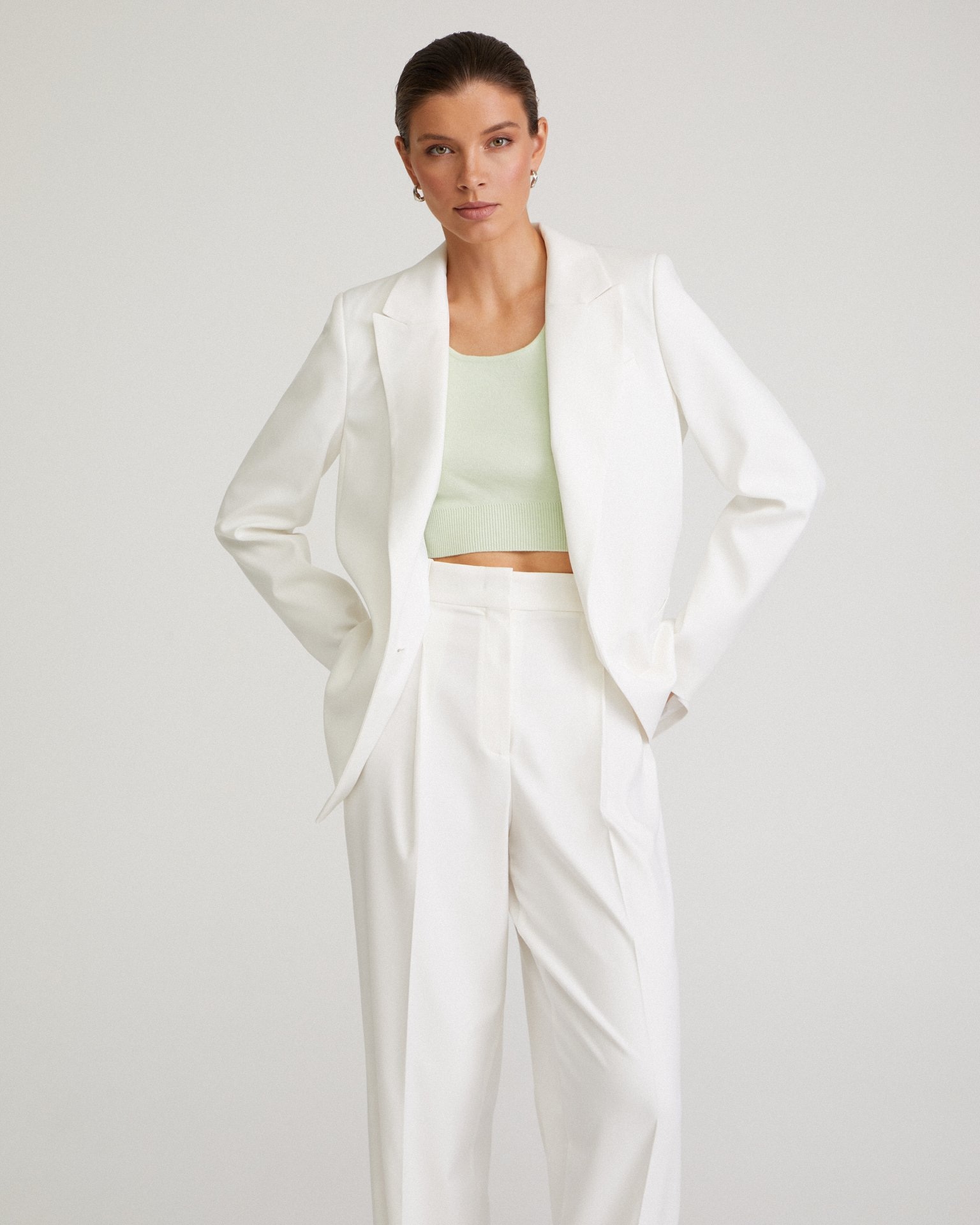 Жакет прямого кроя в белом цвете